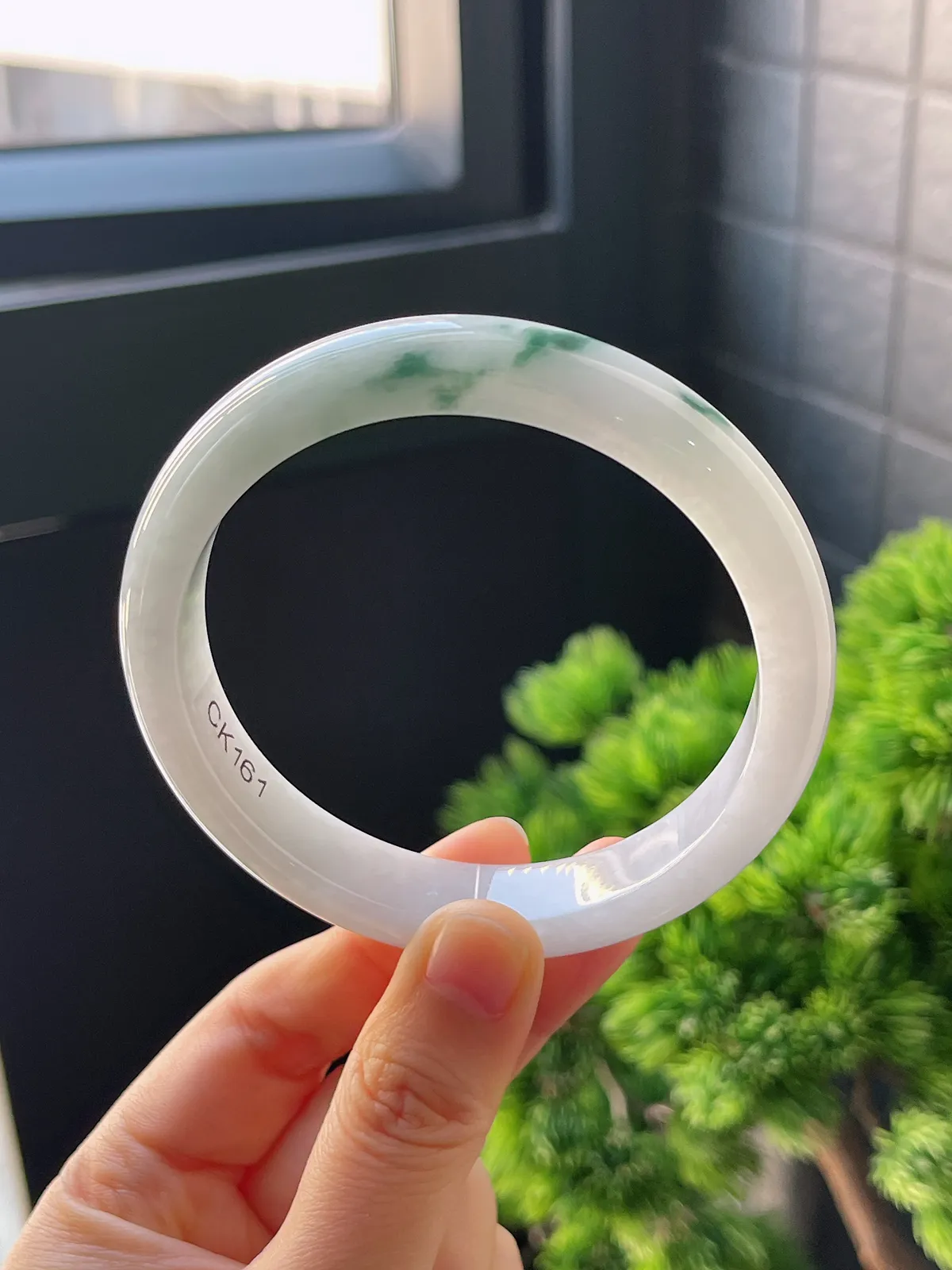 正圈62.5圈口，翡翠糯化种飘绿手镯