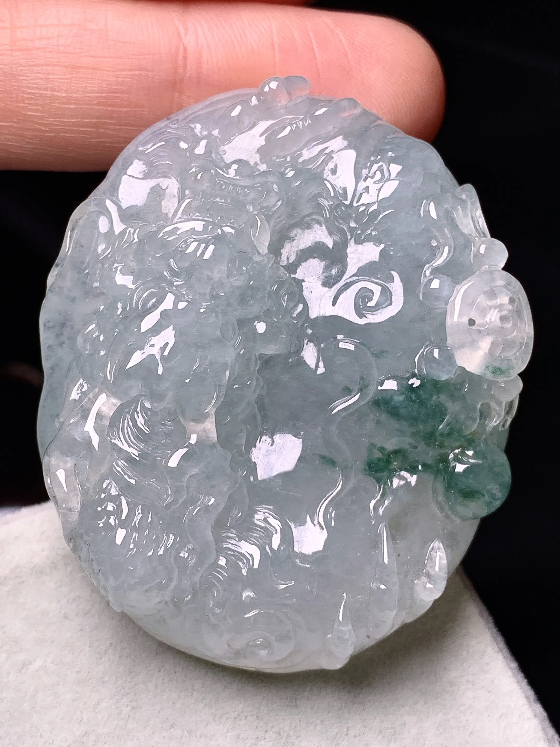 飘绿龙牌吊坠 玉质细腻 色泽艳丽清新 整体尺寸47.8*39.3*11.2