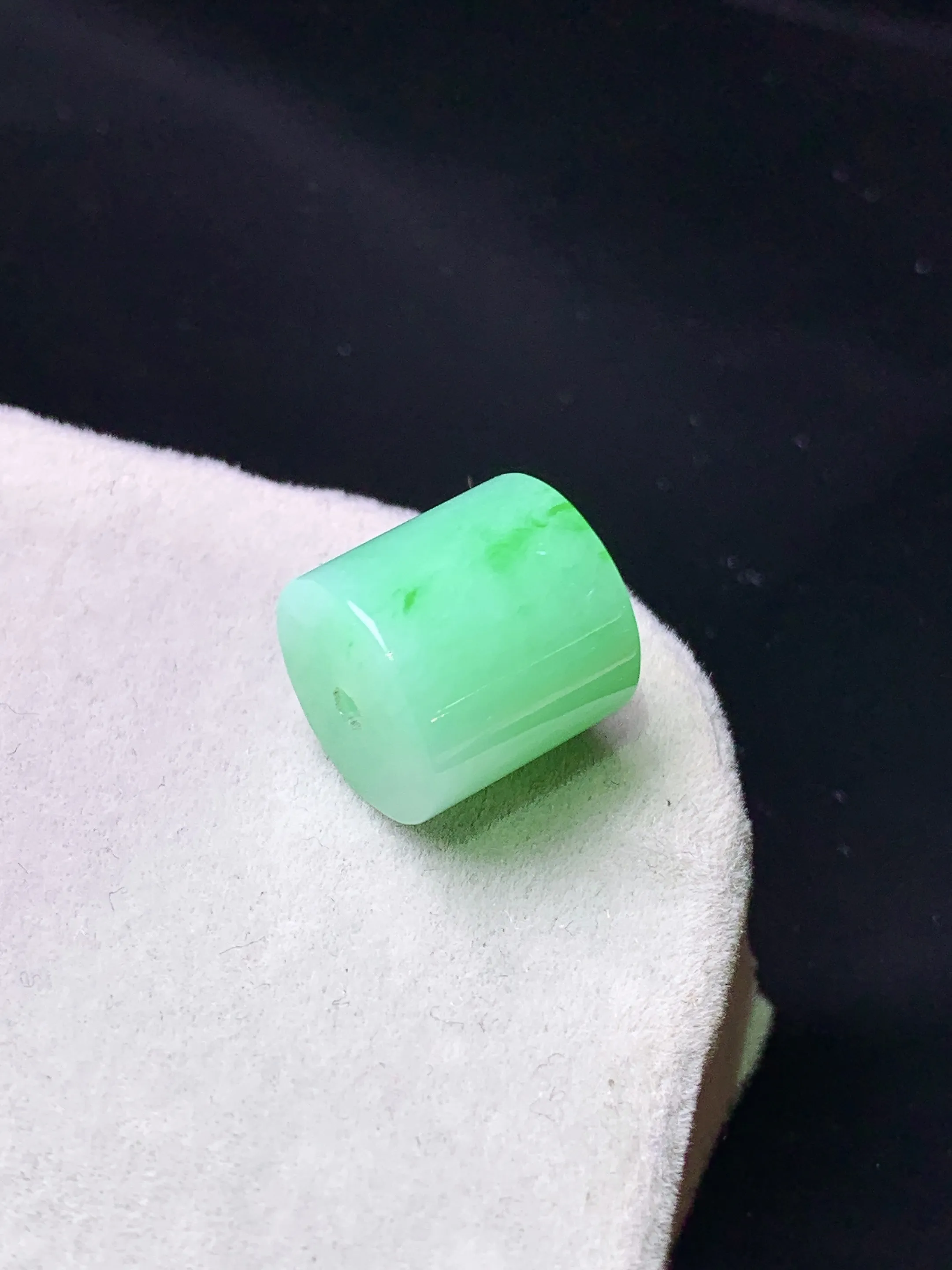 翠绿路路通吊坠 玉质细腻 色泽艳丽清新 整体尺寸10.7*11