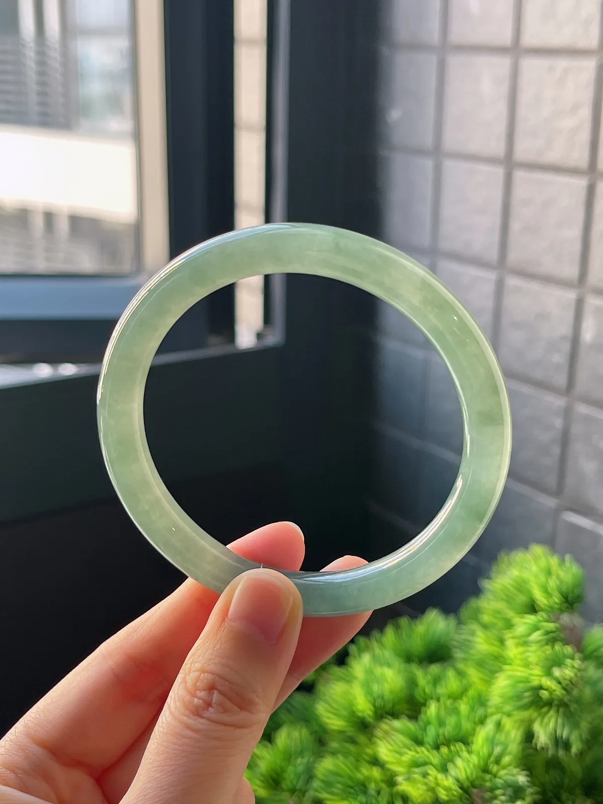 圆镯57.4圈口，翡翠冰糯种绿色手镯