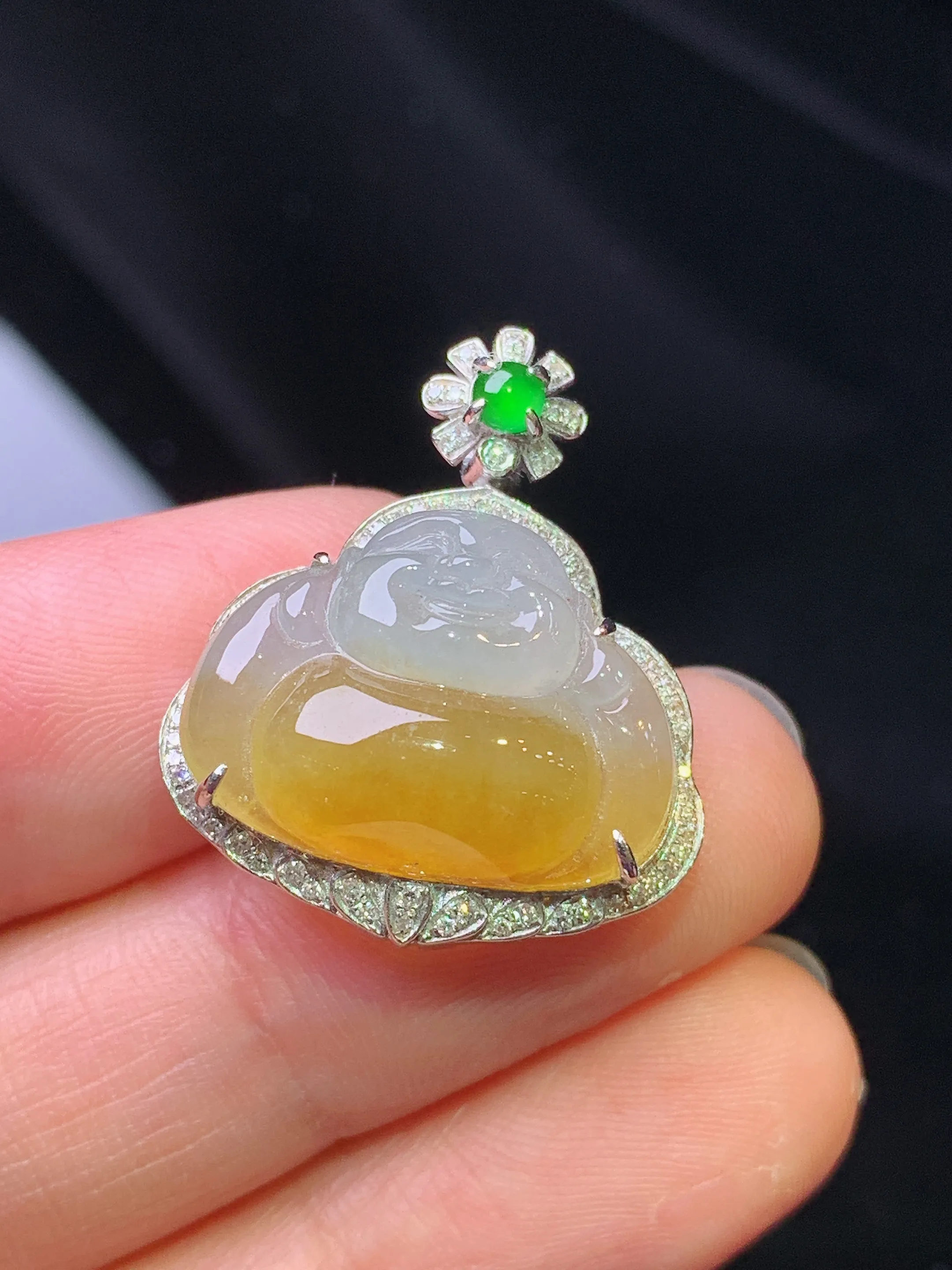 18k金钻镶嵌黄翡佛公吊坠 玉质细腻 色泽艳丽清新 整体尺寸25*21.2*9.3