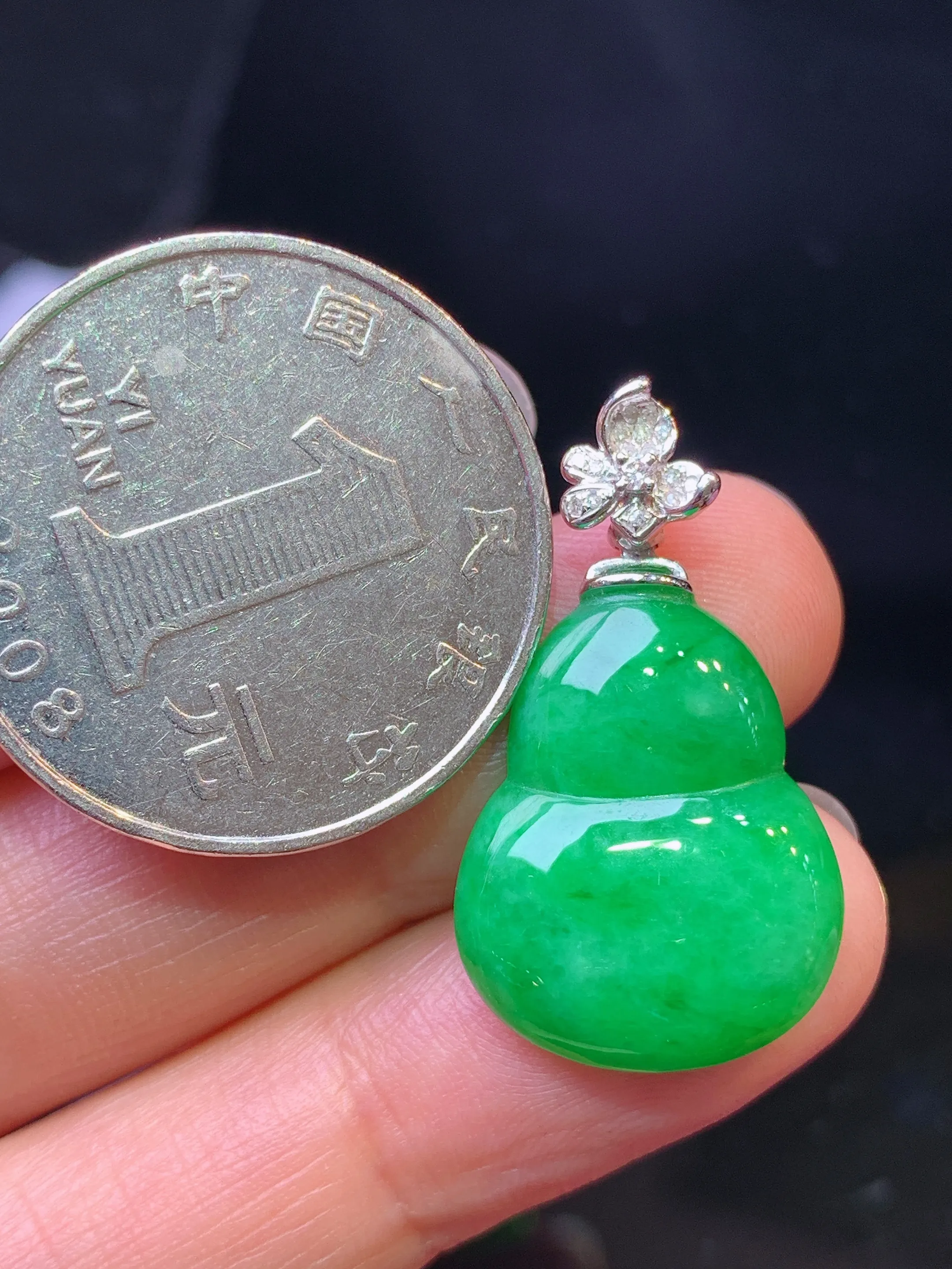 18k金钻镶嵌翠绿葫芦吊坠 玉质细腻 色泽艳丽清新 整体尺寸28*15.5*3.7
