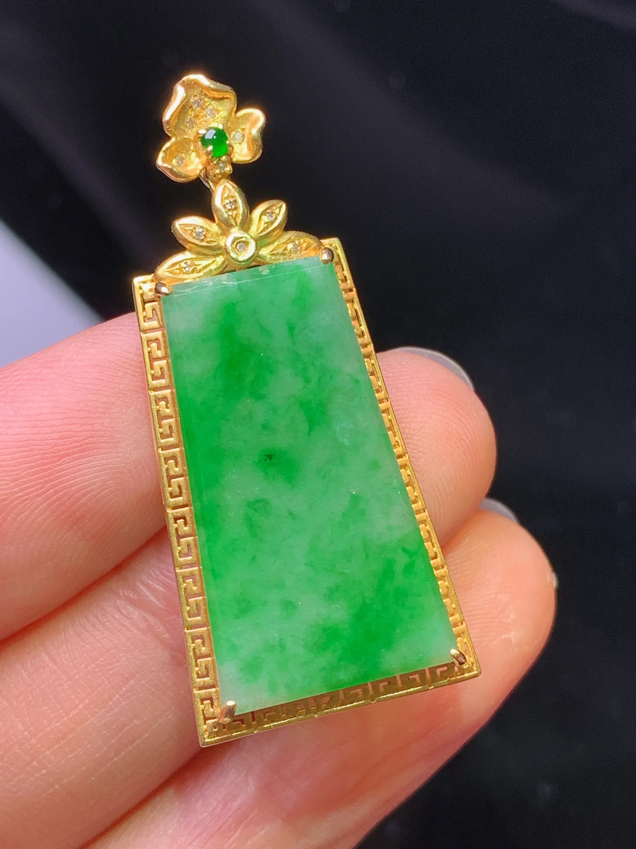 18k金钻镶嵌翠绿无事牌吊坠 玉质细腻 色泽艳丽清新 整体尺寸38*17*4.8