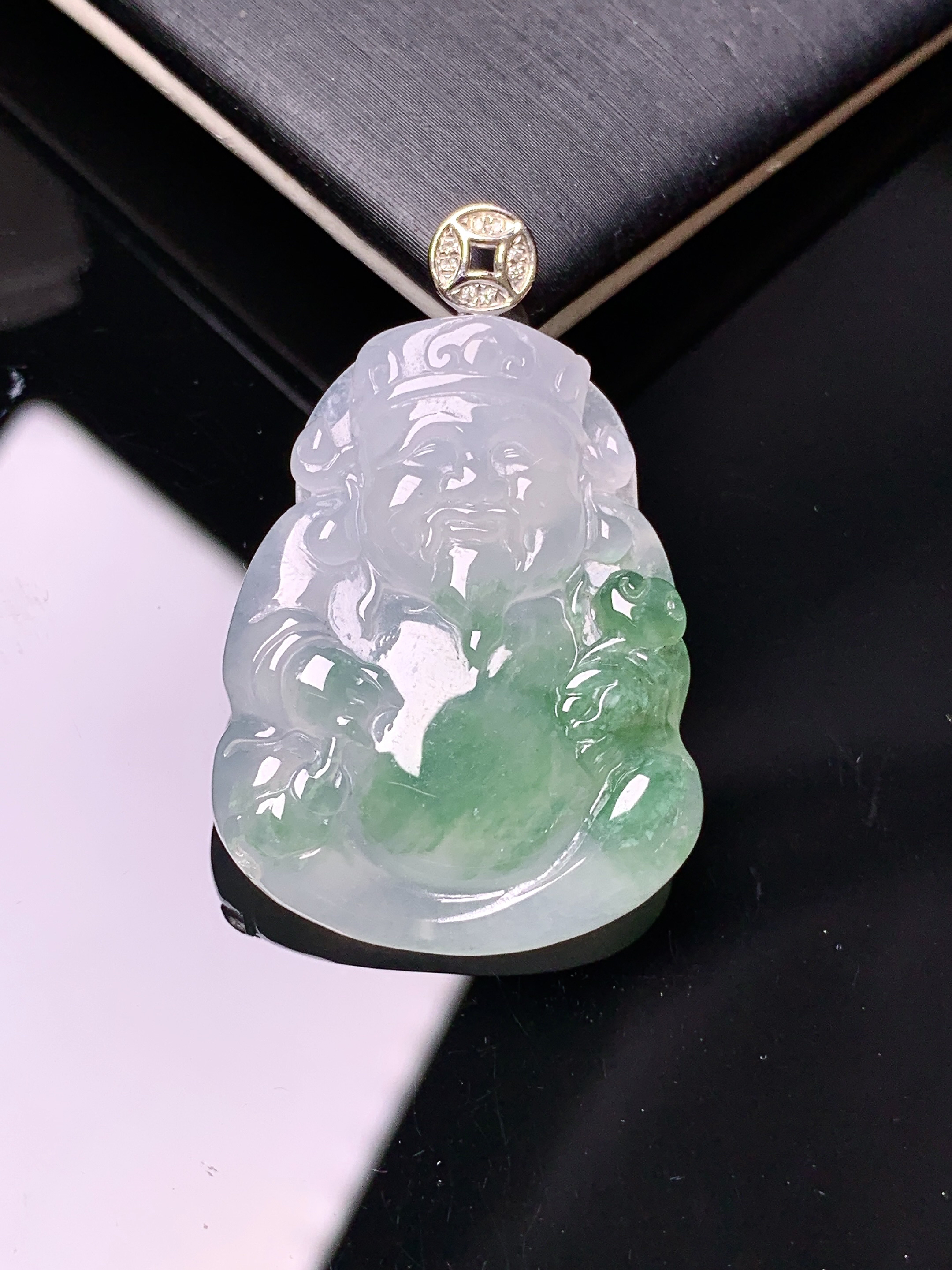 18k金钻镶嵌飘绿财神吊坠 玉质细腻 色泽艳丽清新 整体尺寸37*23.8*5.3