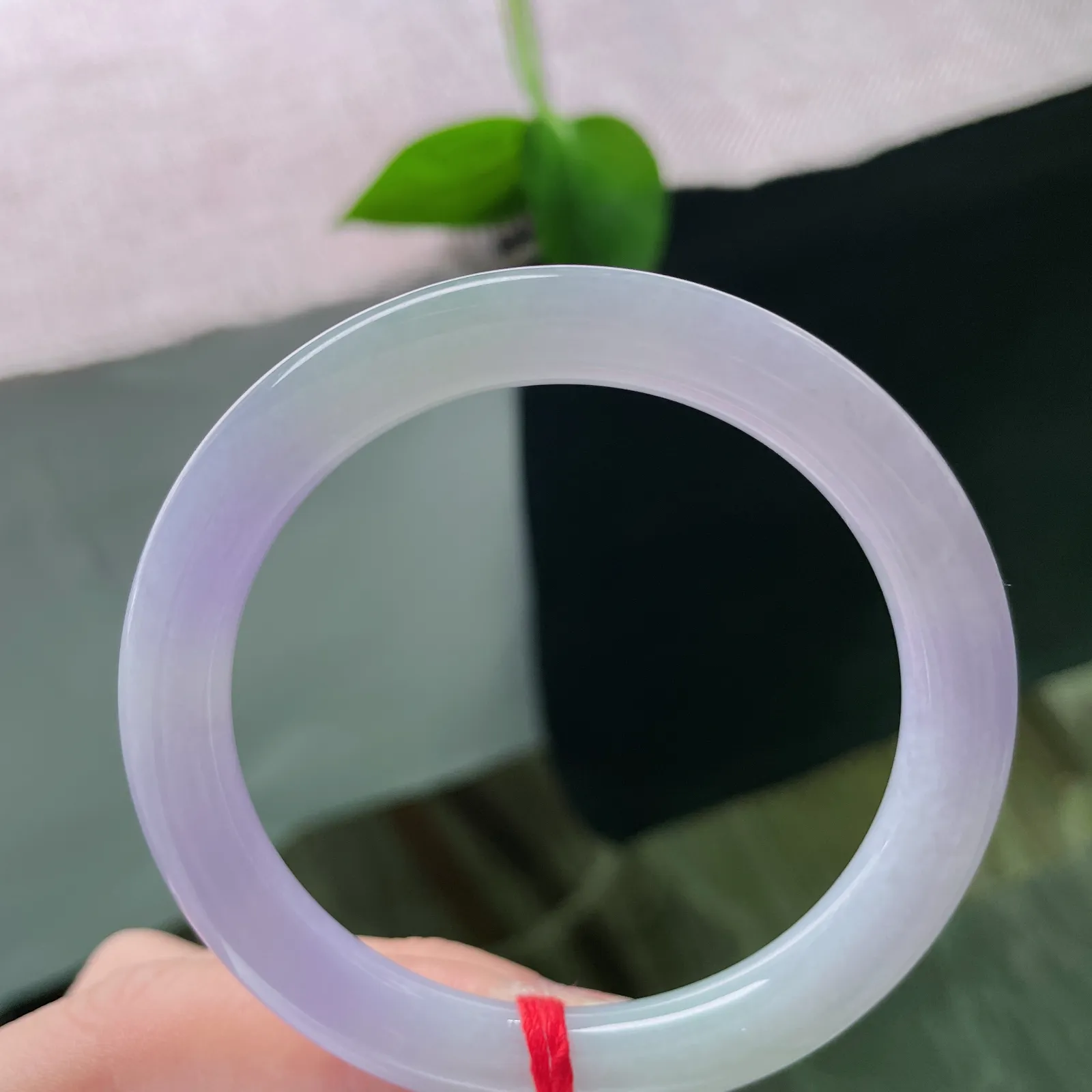 尺寸 54.8/8.8，紫罗兰小圆条，色泽艳丽，佩戴甜美，不失小家碧玉的气质。