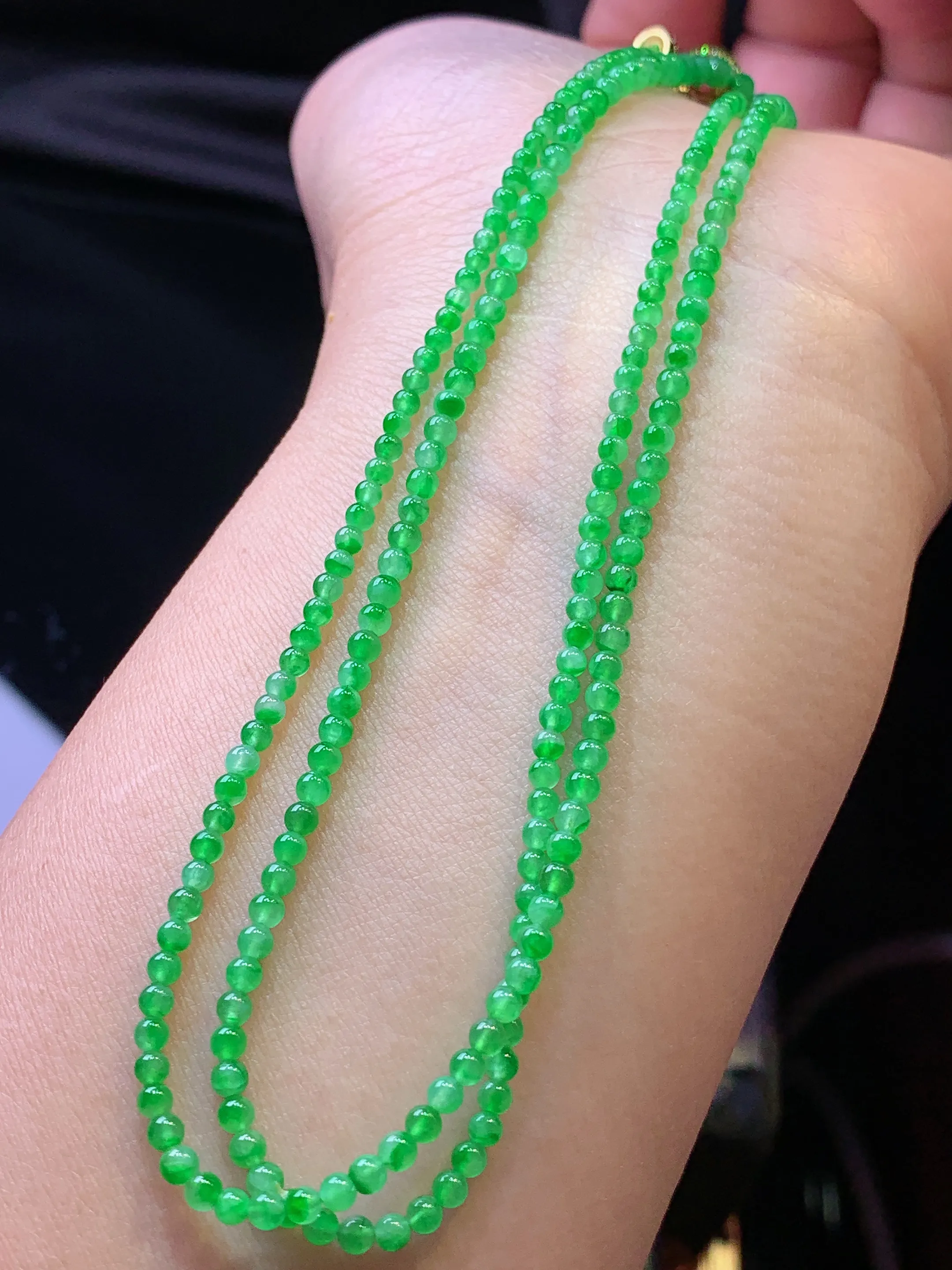 翠绿小米珠项链 玉质细腻 色泽艳丽清新 整体尺寸2.8