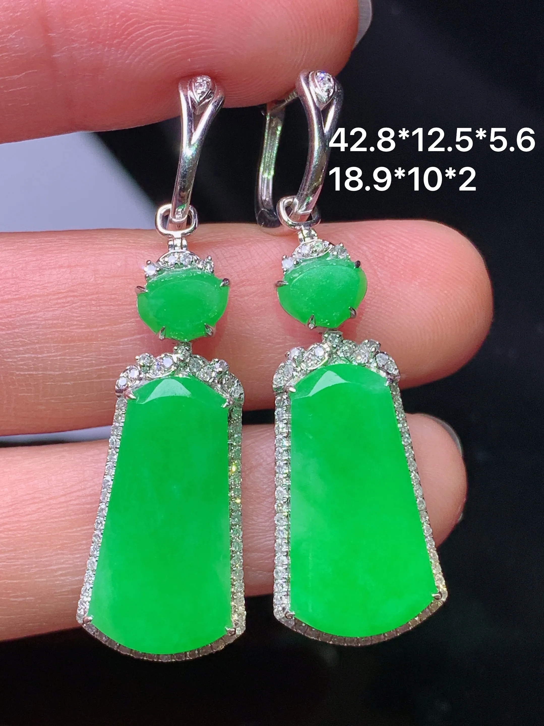 18k金钻镶嵌满绿无事牌耳坠吊坠两用款 玉质细腻 色泽艳丽清新 整体尺寸42.8*12.5*5.6