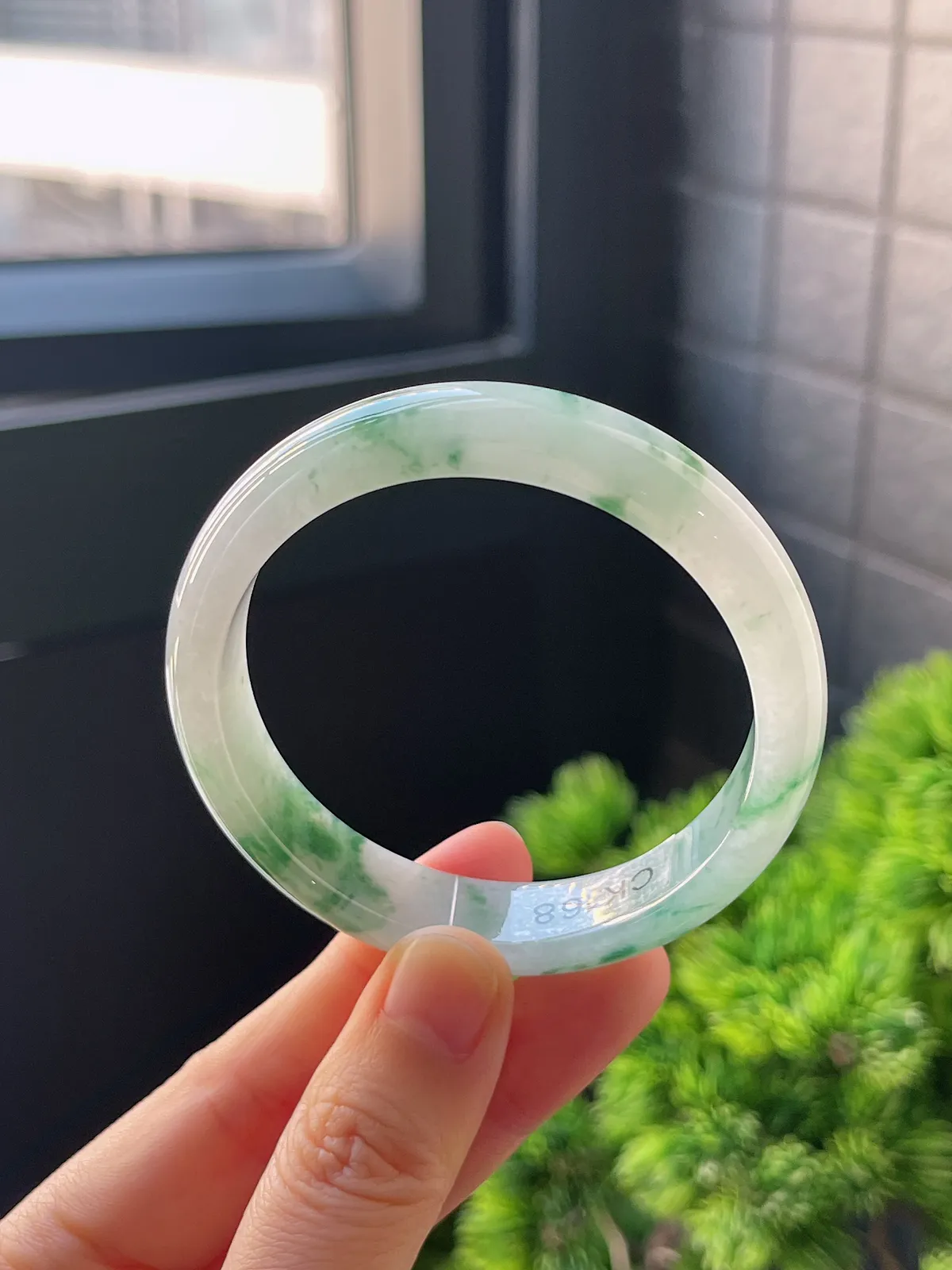 正圈52.6圈口，翡翠冰糯种飘绿手镯