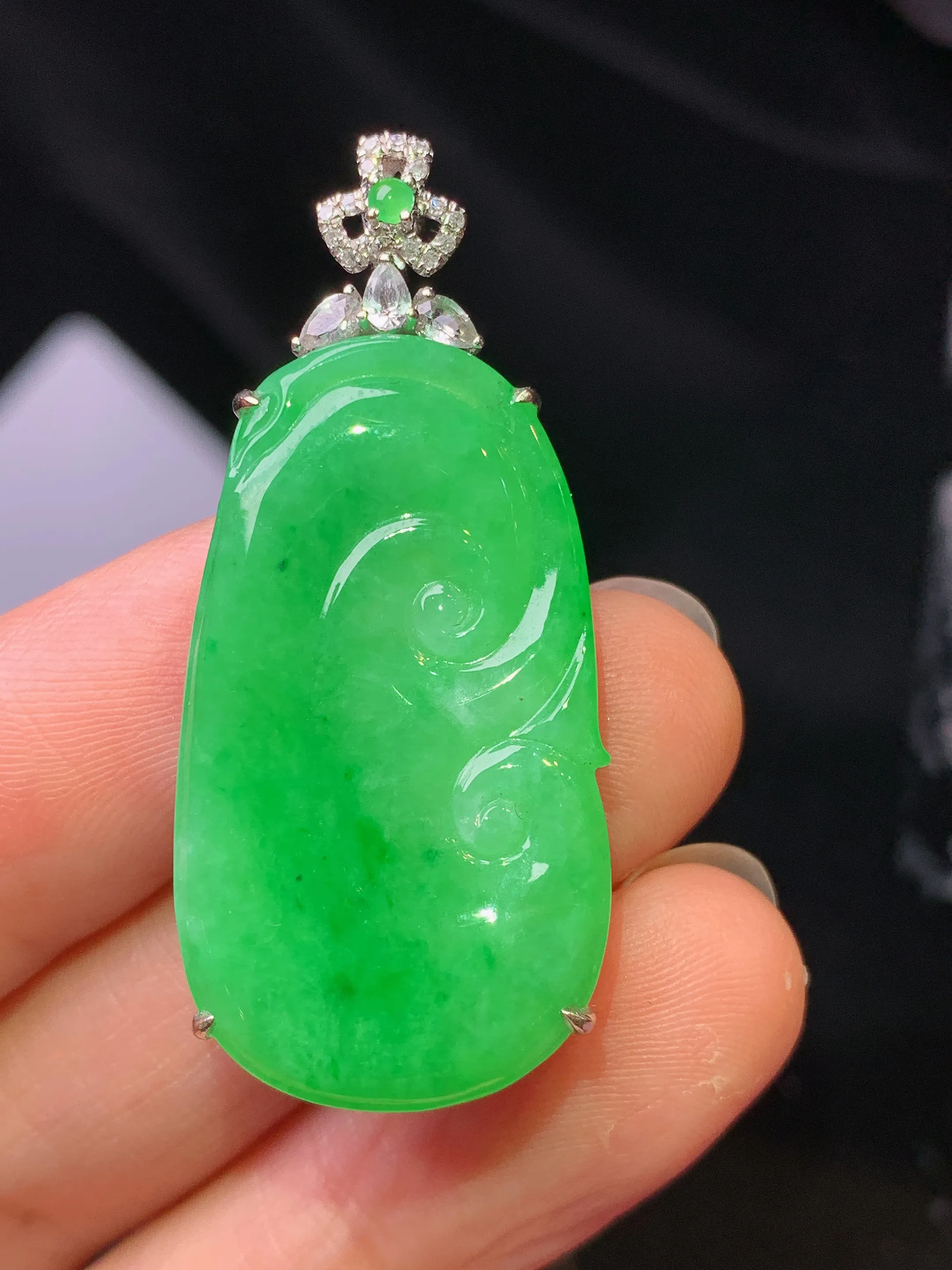 18k金钻镶嵌翠绿如意吊坠 玉质细腻 色泽艳丽清新 整体尺寸41*18*5.2