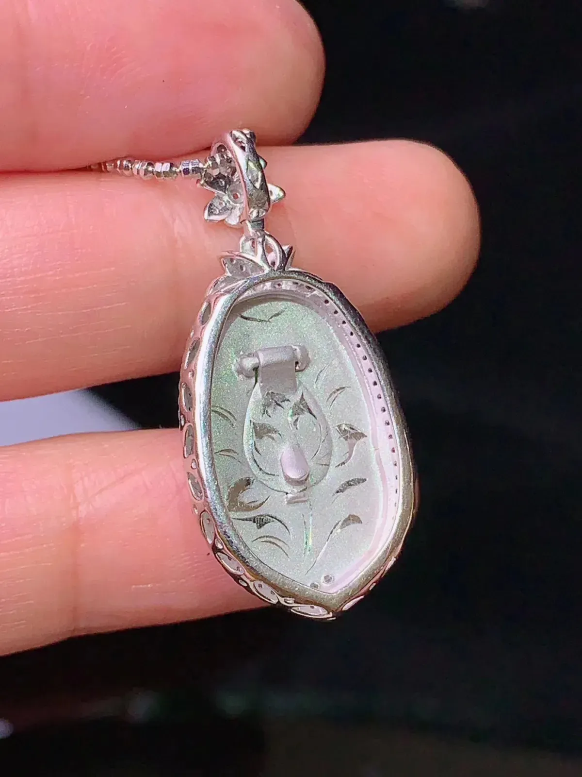 18k金钻镶嵌翠绿如意吊坠 玉质细腻 色泽艳丽 整体尺寸31.3*14.8*6.5