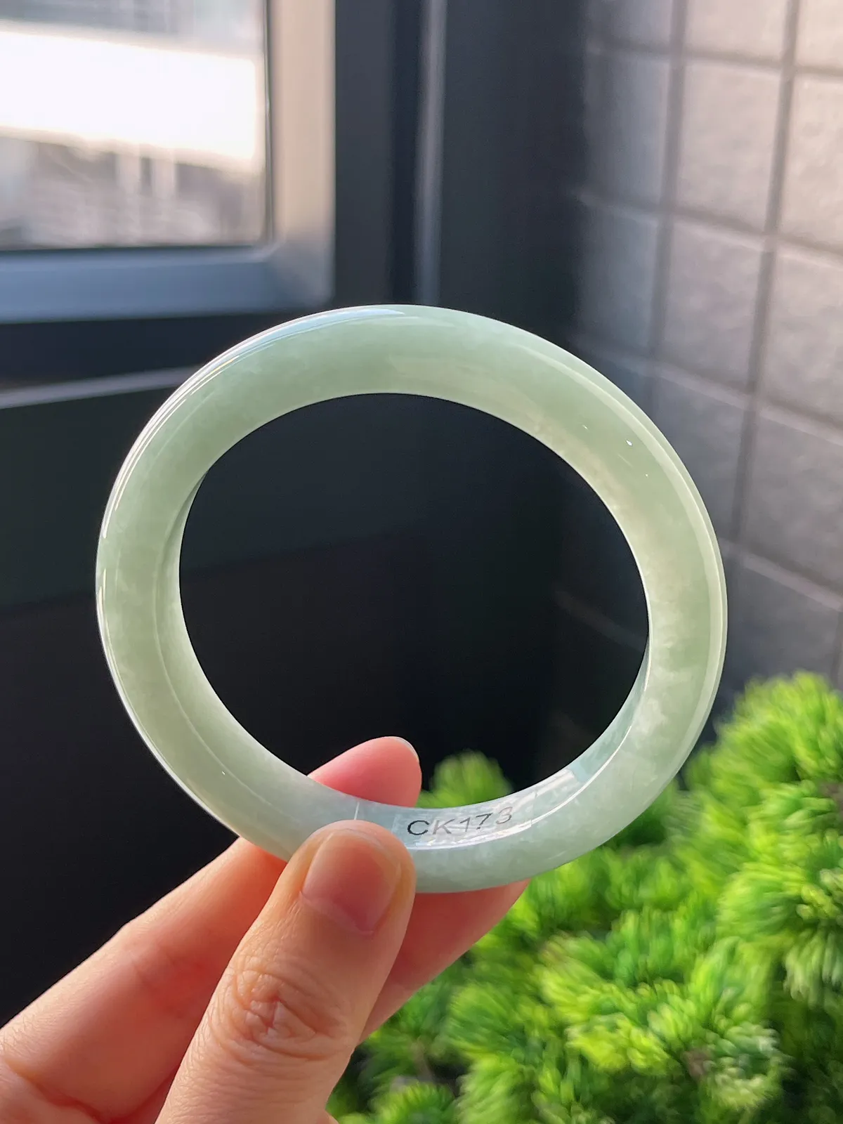 正圈56.8圈口，翡翠糯化种淡绿色手镯