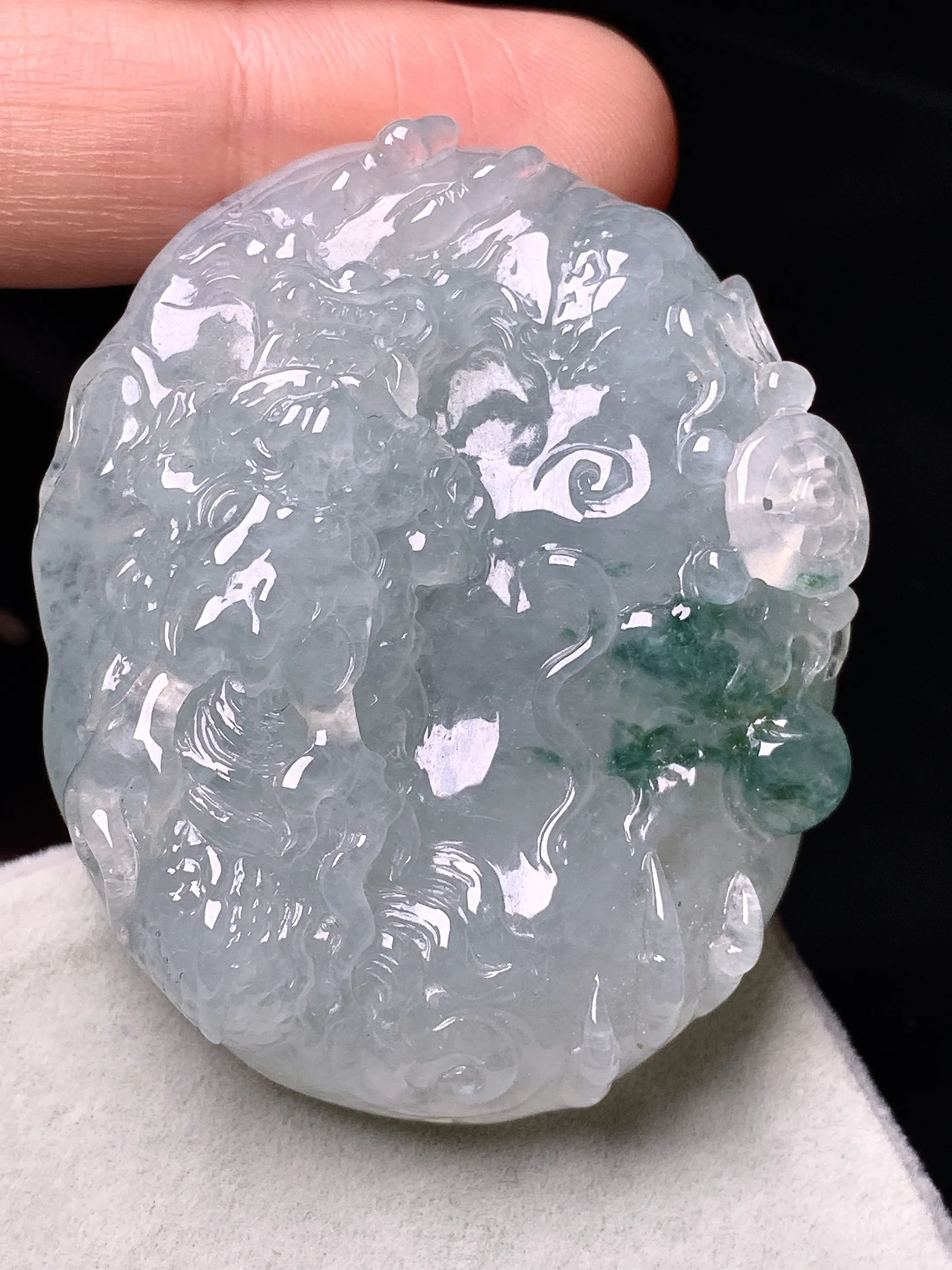 飘绿龙牌吊坠 玉质细腻 色泽艳丽清新 整体尺寸47.8*39.3*11.2