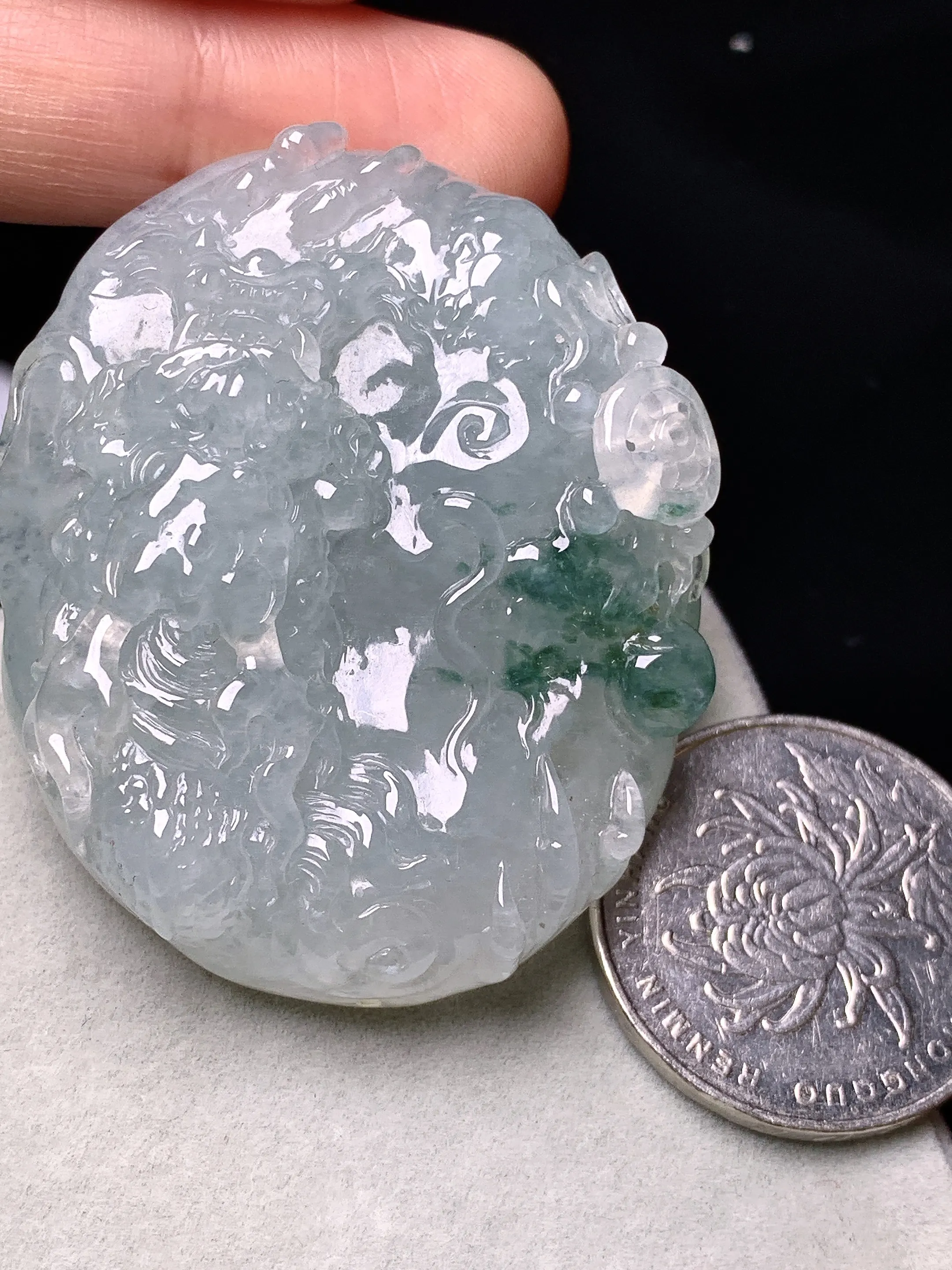 飘绿龙牌吊坠 玉质细腻 色泽艳丽清新 整体尺寸47.8*39.3*11.2