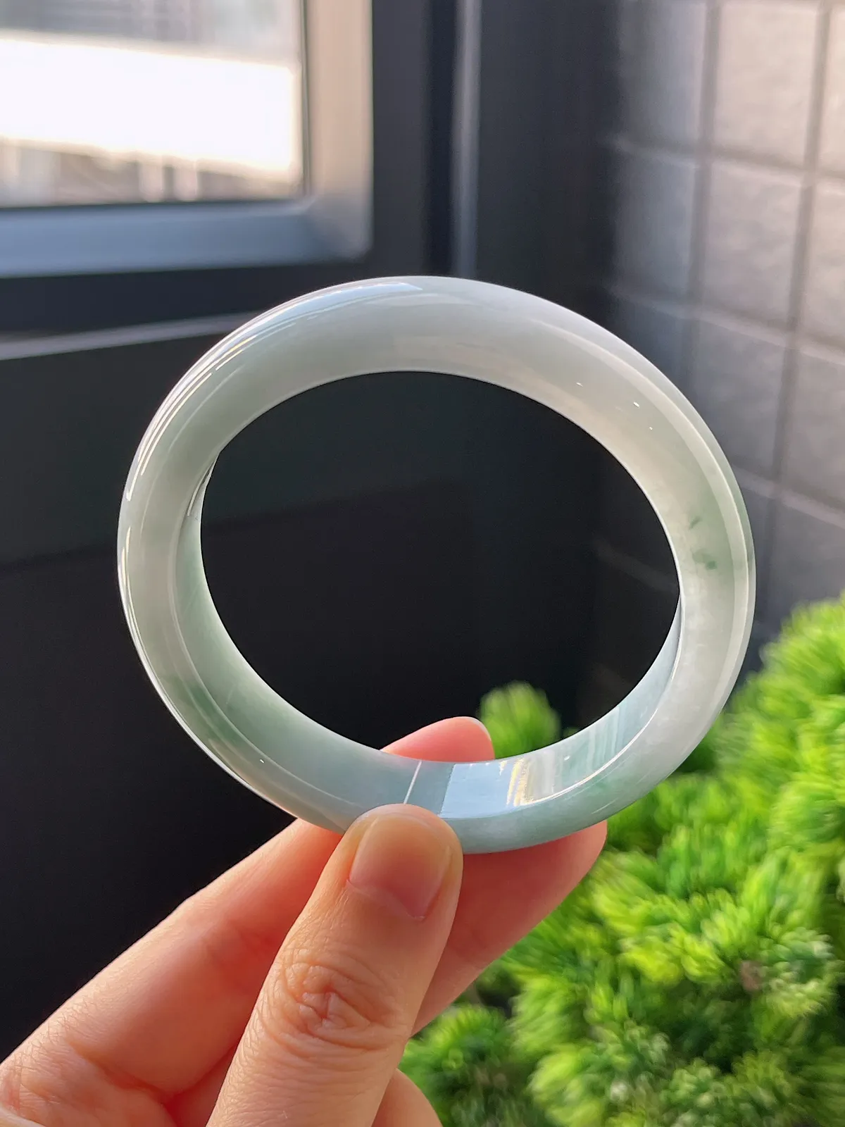 正圈56.5圈口，翡翠糯化种淡蓝绿手镯