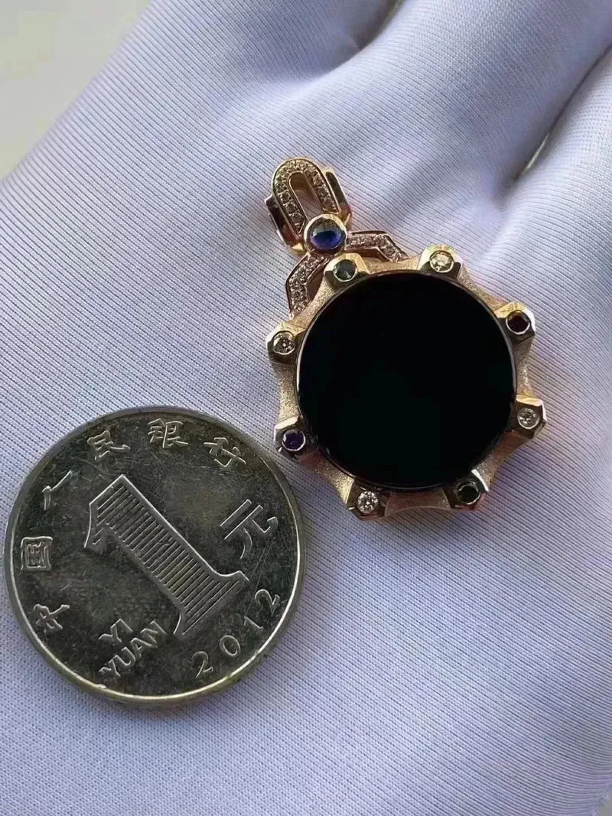 墨翠：【平安扣】吊坠、18K金+南非钻镶嵌，细腻干净，黑度极黑，性价比高，做工精致，打灯透绿 裸石尺寸：18.5*6.3