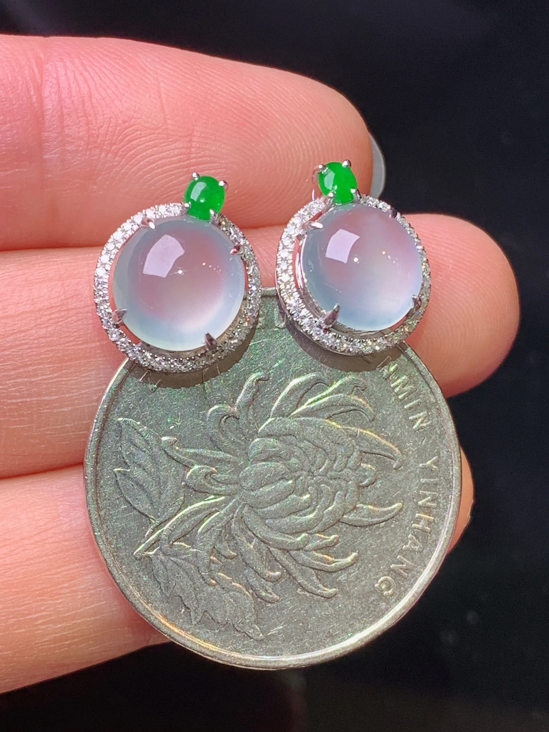 18k金钻镶嵌冰种蛋面吊坠 玉质细腻 色泽艳丽清新 整体尺寸12.7*10.2*6