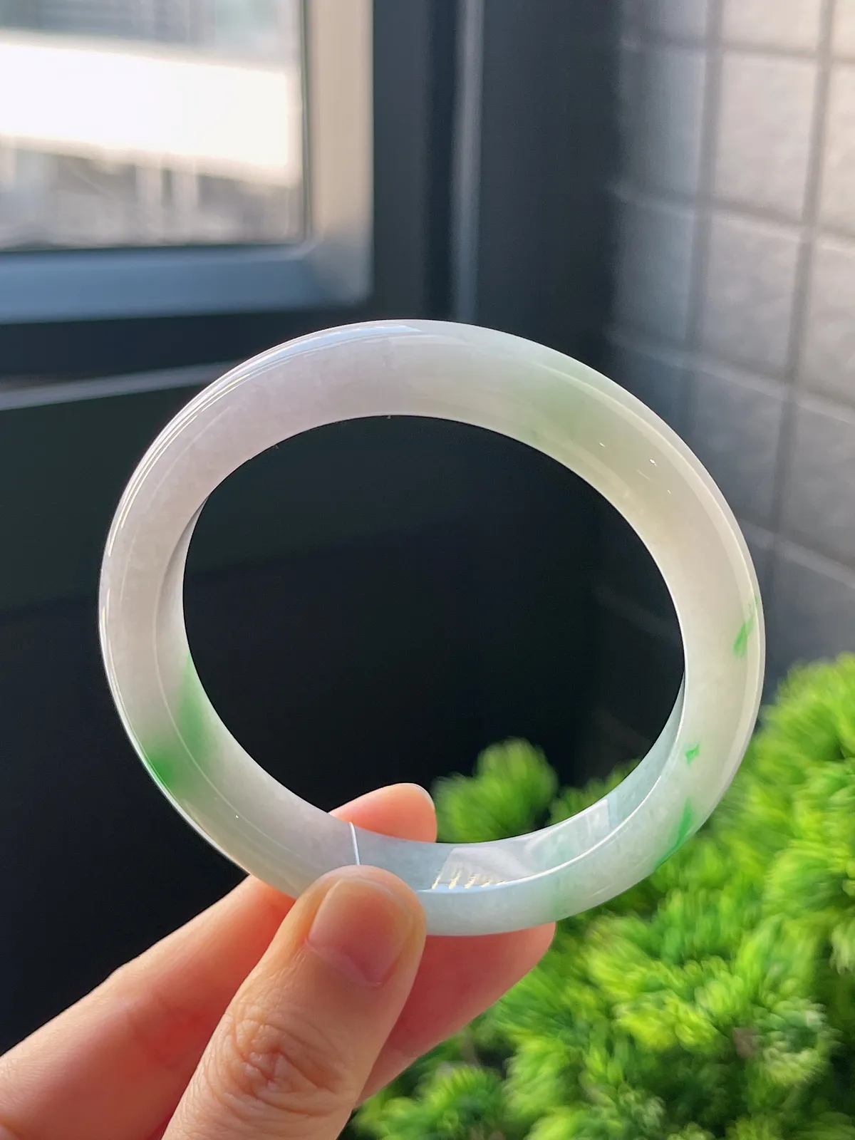 正圈57.9圈口，翡翠冰糯种飘绿手镯