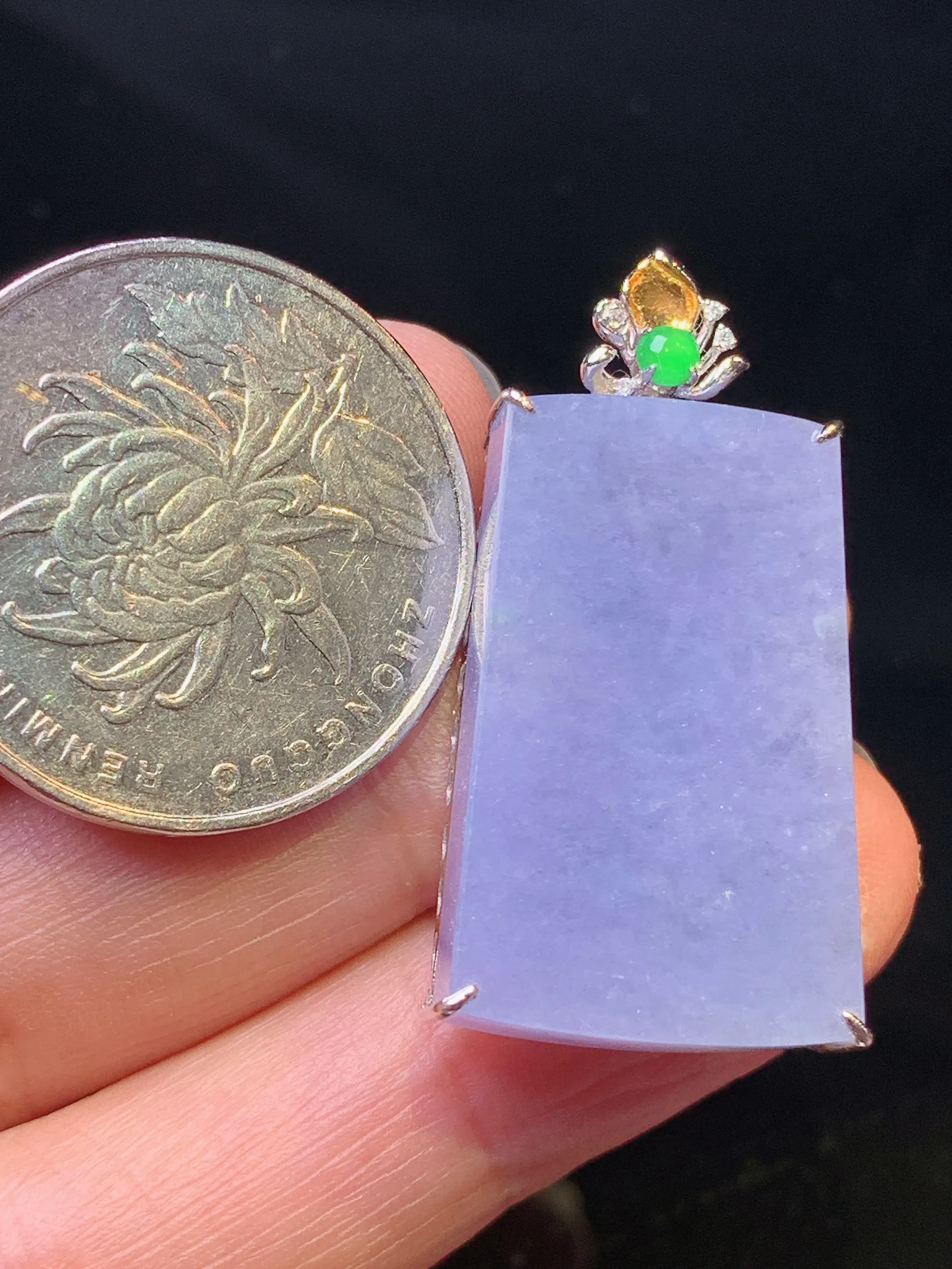 18k金钻镶嵌紫罗兰无事牌吊坠 玉质细腻 色泽艳丽清新 整体尺寸34*17*7.2