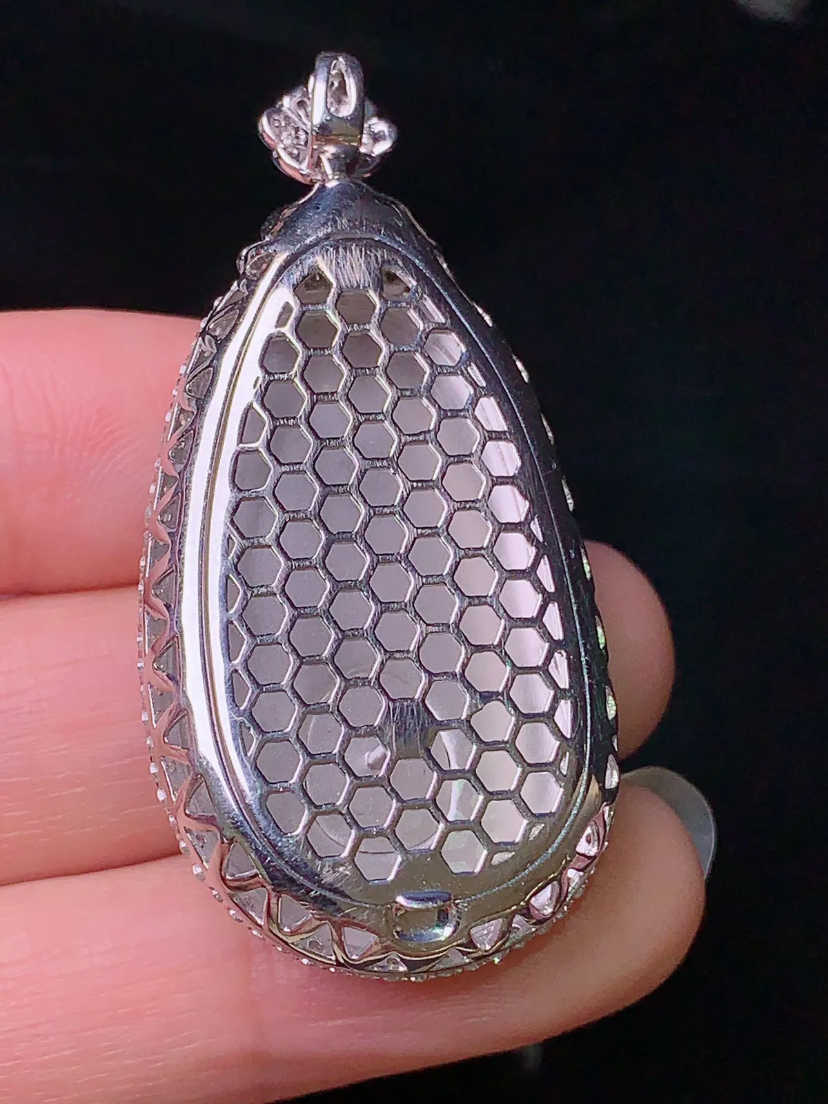 18k金钻镶嵌翠绿如意吊坠 玉质细腻 色泽清新艳丽 整体尺寸47.3*23.3*10.6