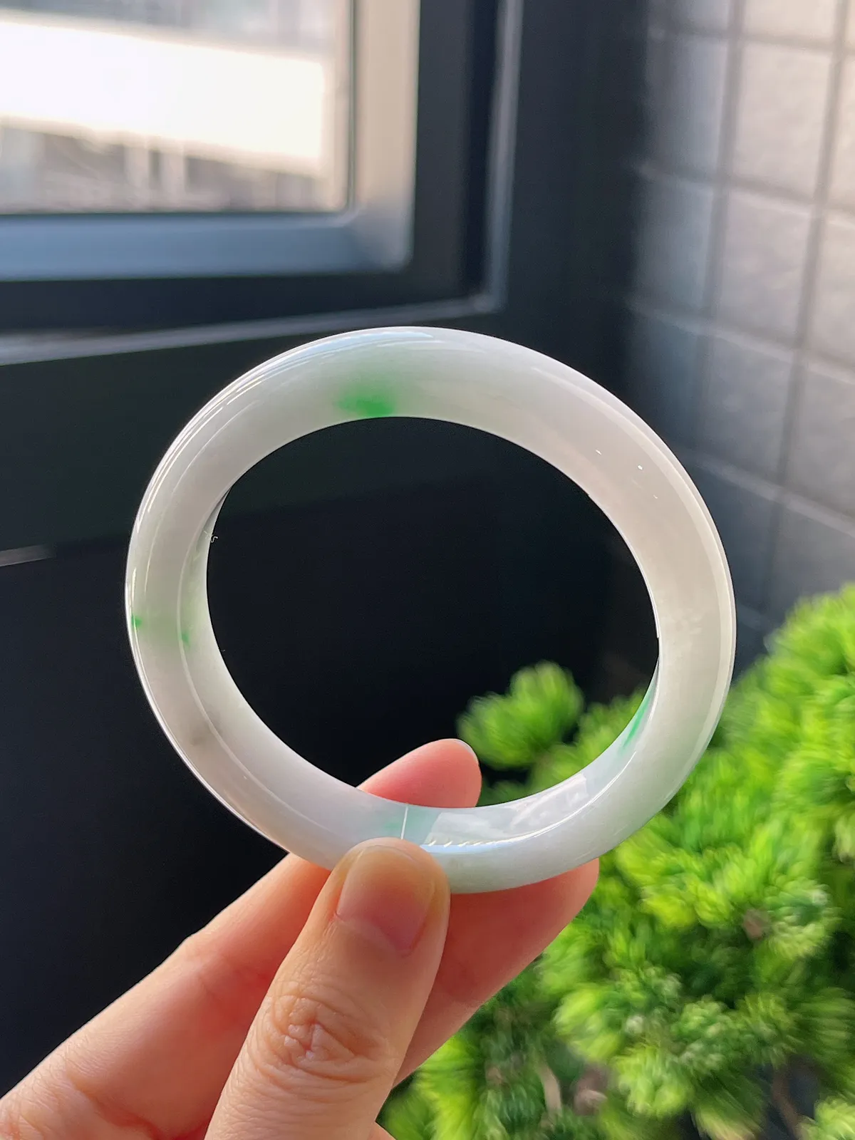 正圈54.7圈口，翡翠糯化种飘绿手镯