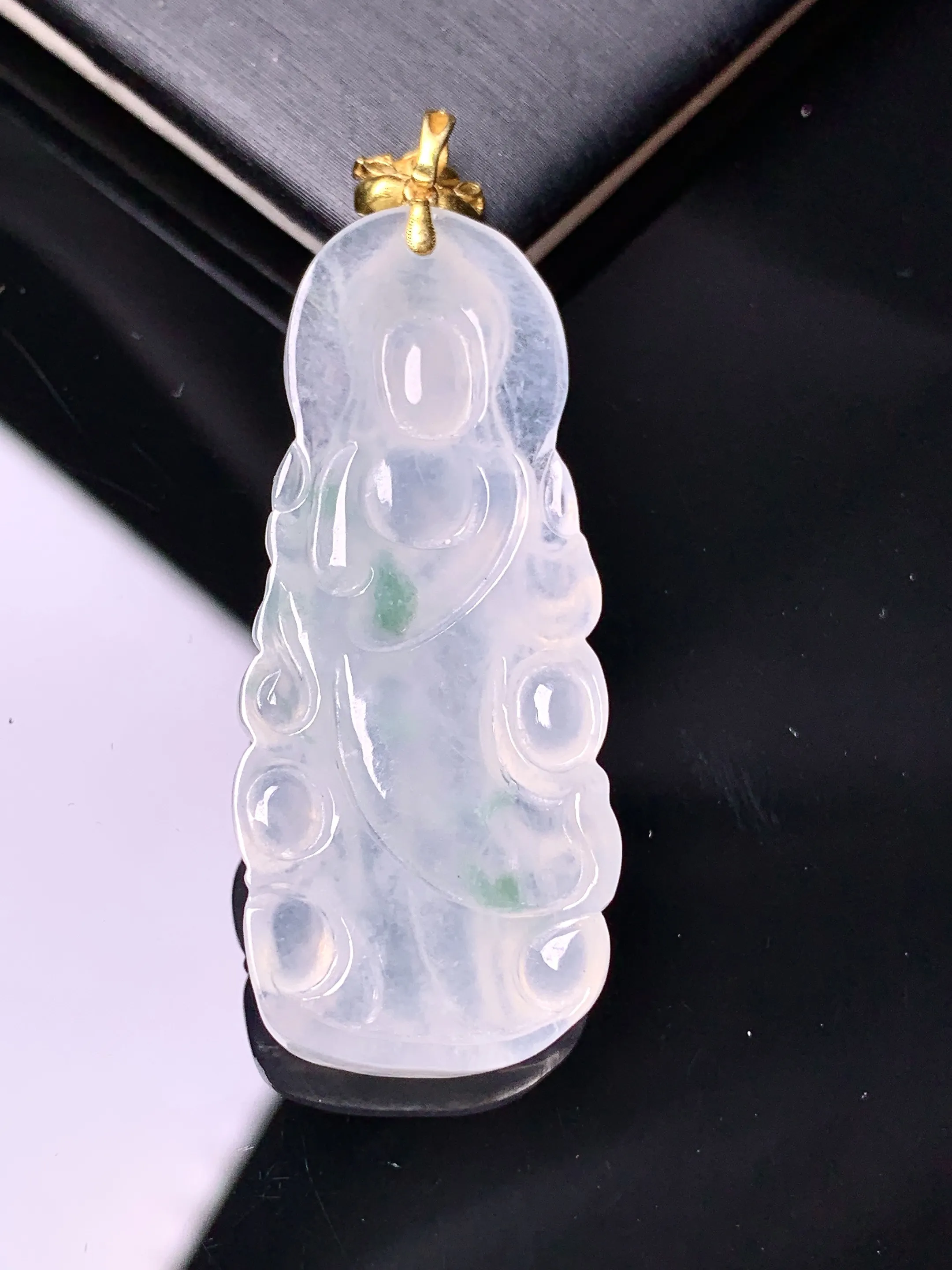 18k金镶嵌冰种观音吊坠 玉质细腻 色泽艳丽清新 整体尺寸48.5*18.2*4.5