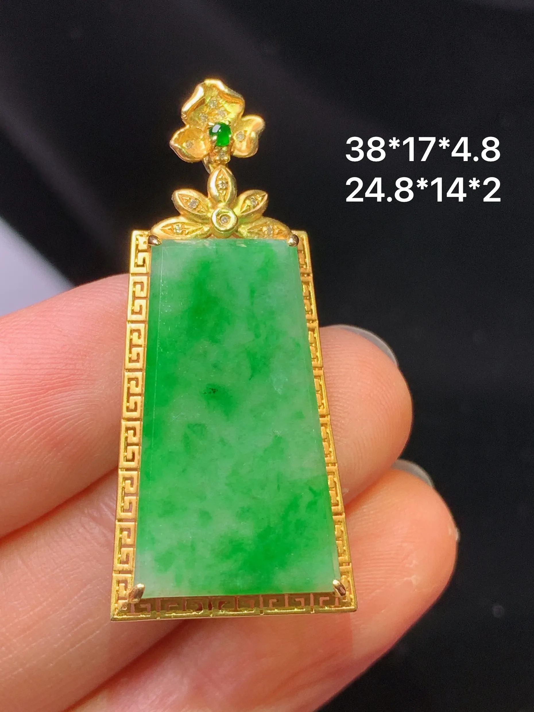 18k金钻镶嵌翠绿无事牌吊坠 玉质细腻 色泽艳丽清新 整体尺寸38*17*4.8