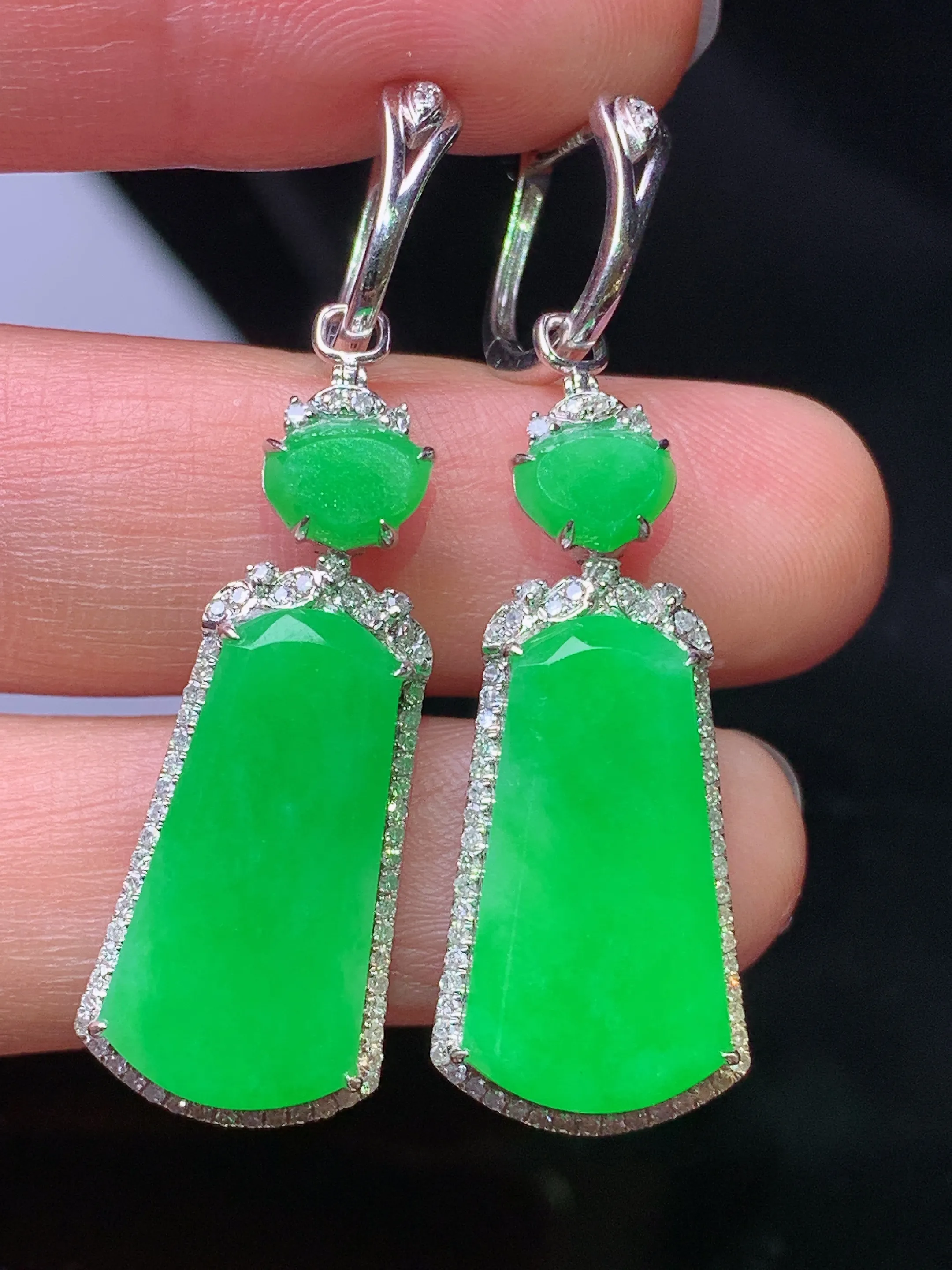 18k金钻镶嵌满绿无事牌耳坠吊坠两用款 玉质细腻 色泽艳丽清新 整体尺寸42.8*12.5*5.6