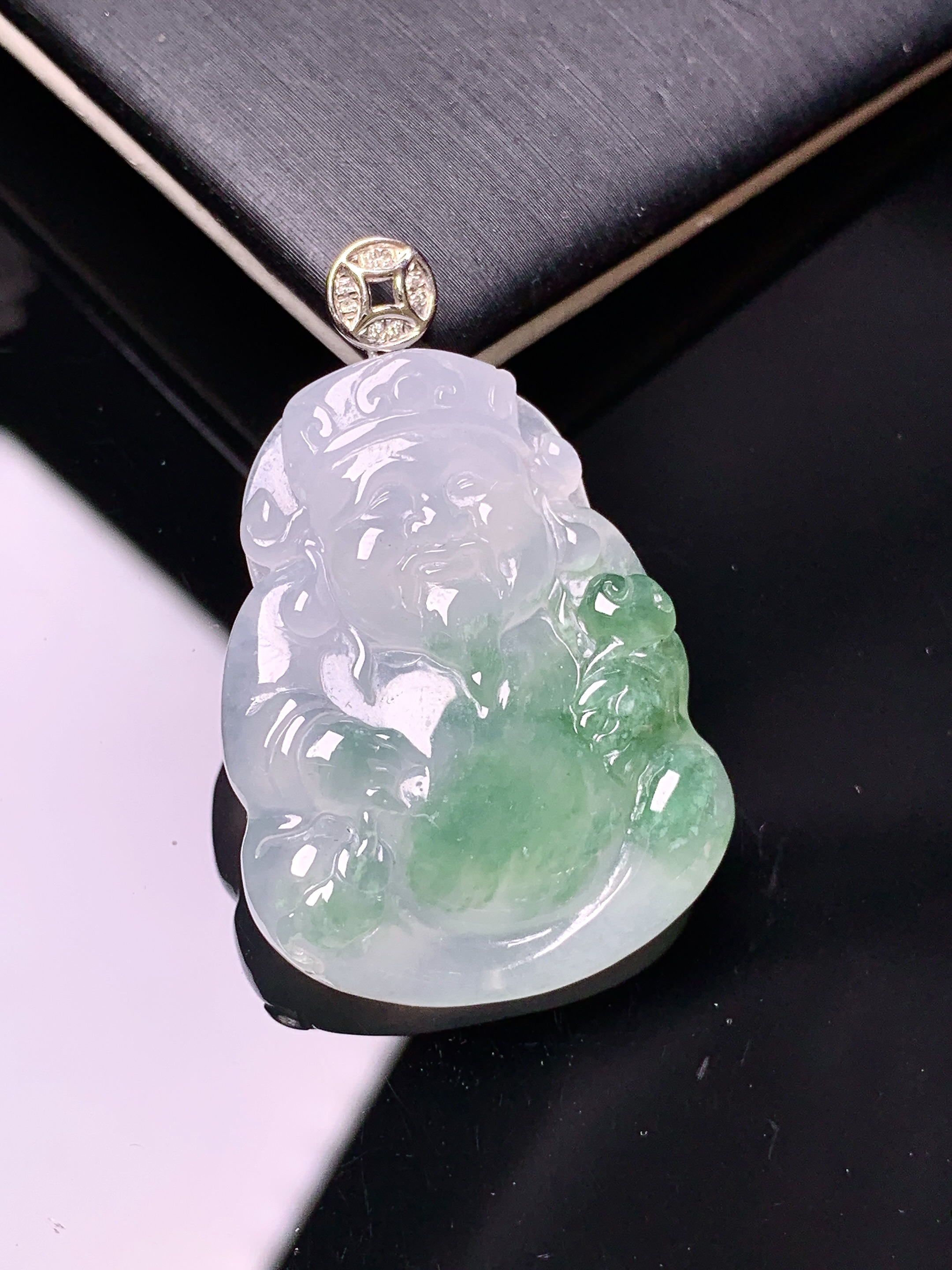 18k金钻镶嵌飘绿财神吊坠 玉质细腻 色泽艳丽清新 整体尺寸37*23.8*5.3