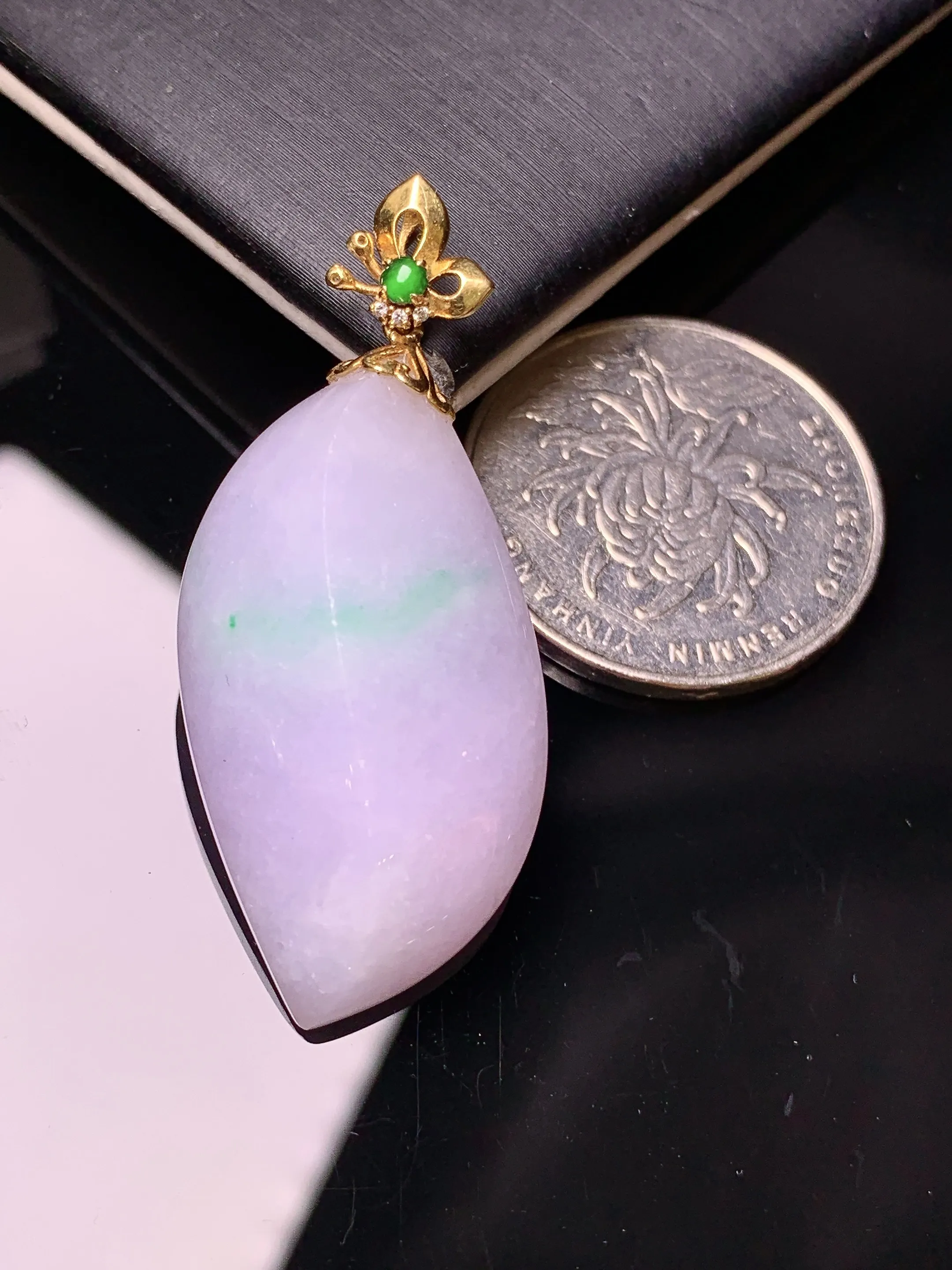 18k金钻镶嵌紫罗兰飘绿随形吊坠 玉质细腻 色泽艳丽清新 整体尺寸43.3*18.5*12