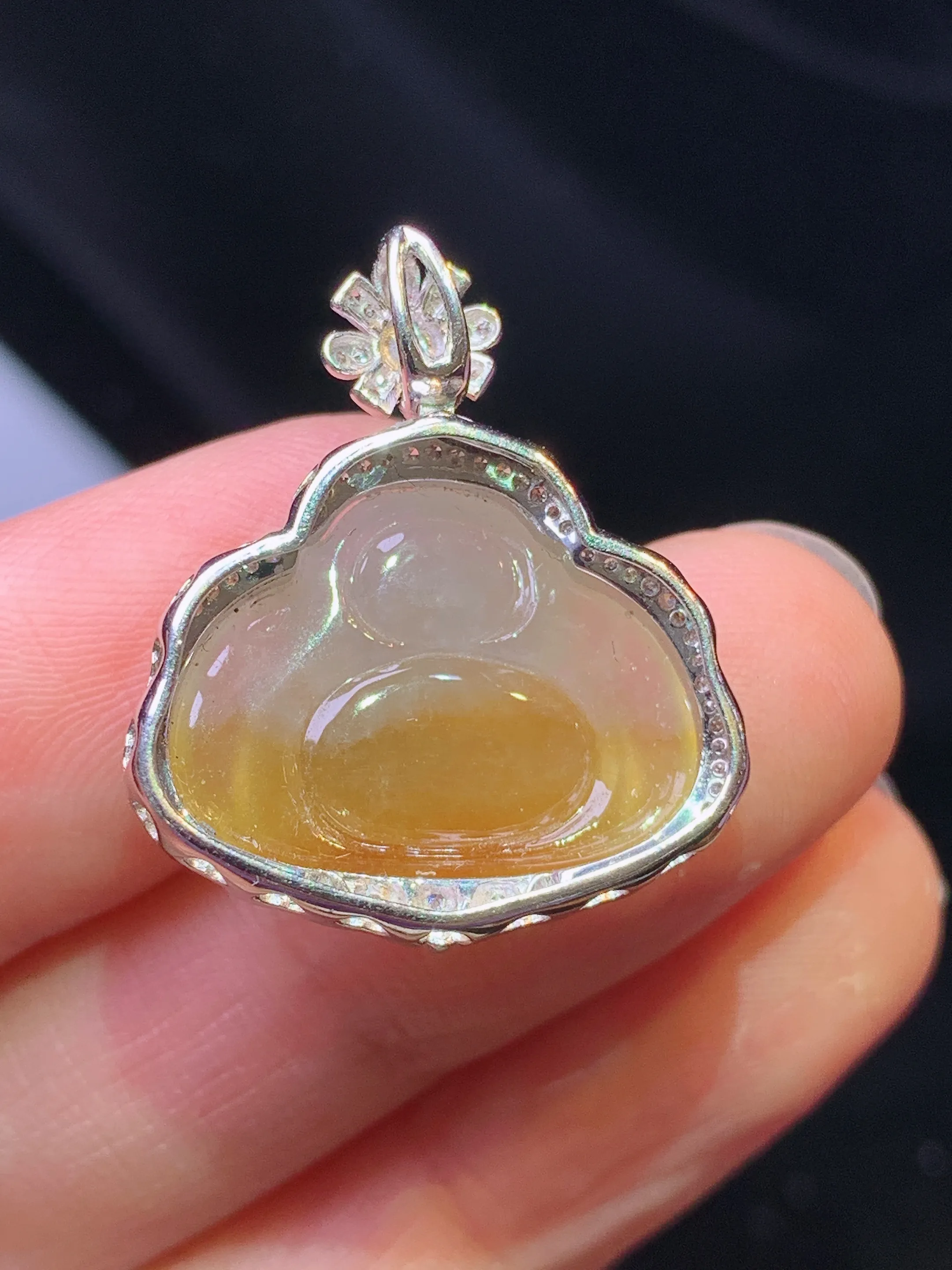 18k金钻镶嵌黄翡佛公吊坠 玉质细腻 色泽艳丽清新 整体尺寸25*21.2*9.3