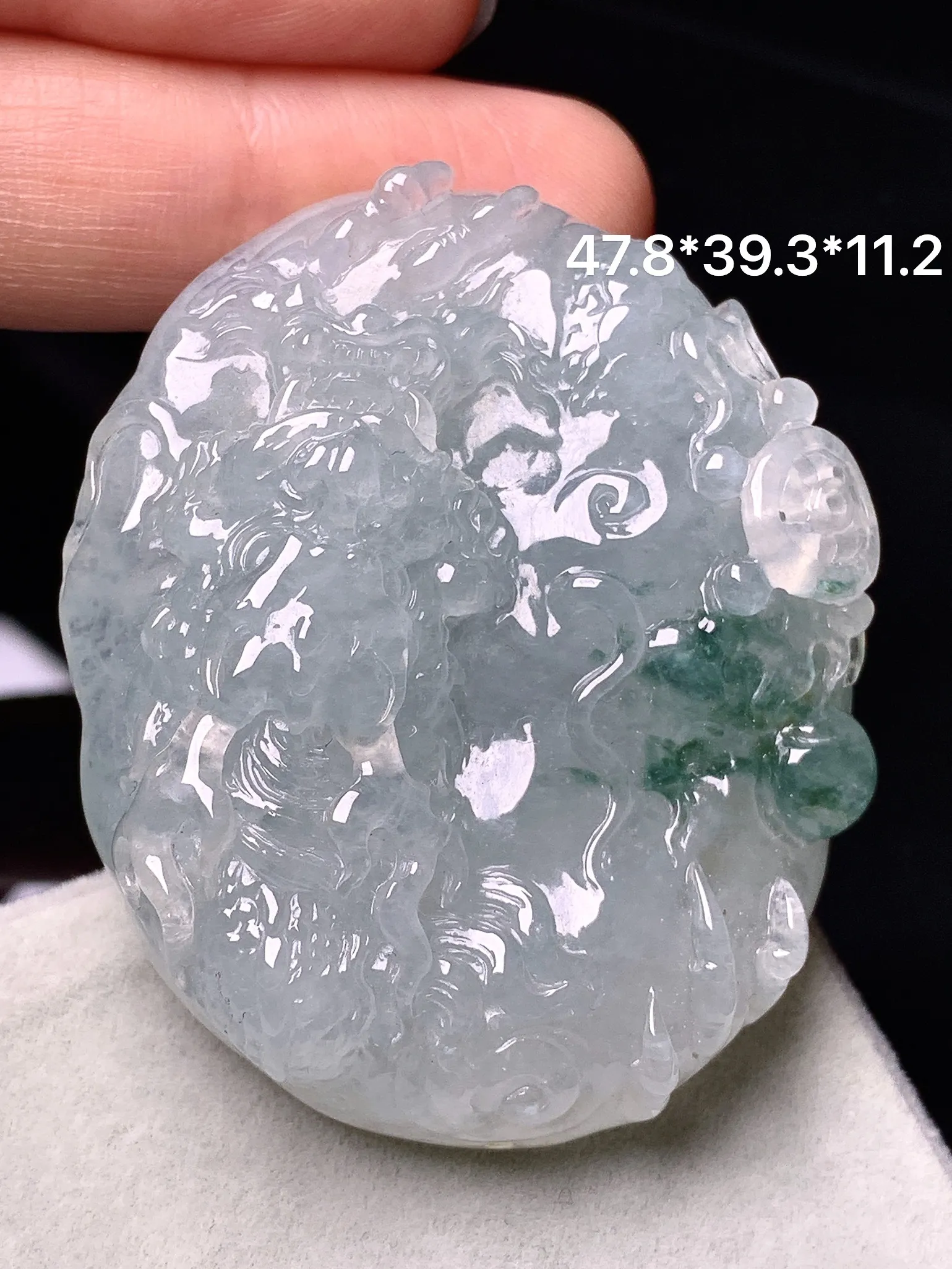 飘绿龙牌吊坠 玉质细腻 色泽艳丽清新 整体尺寸47.8*39.3*11.2