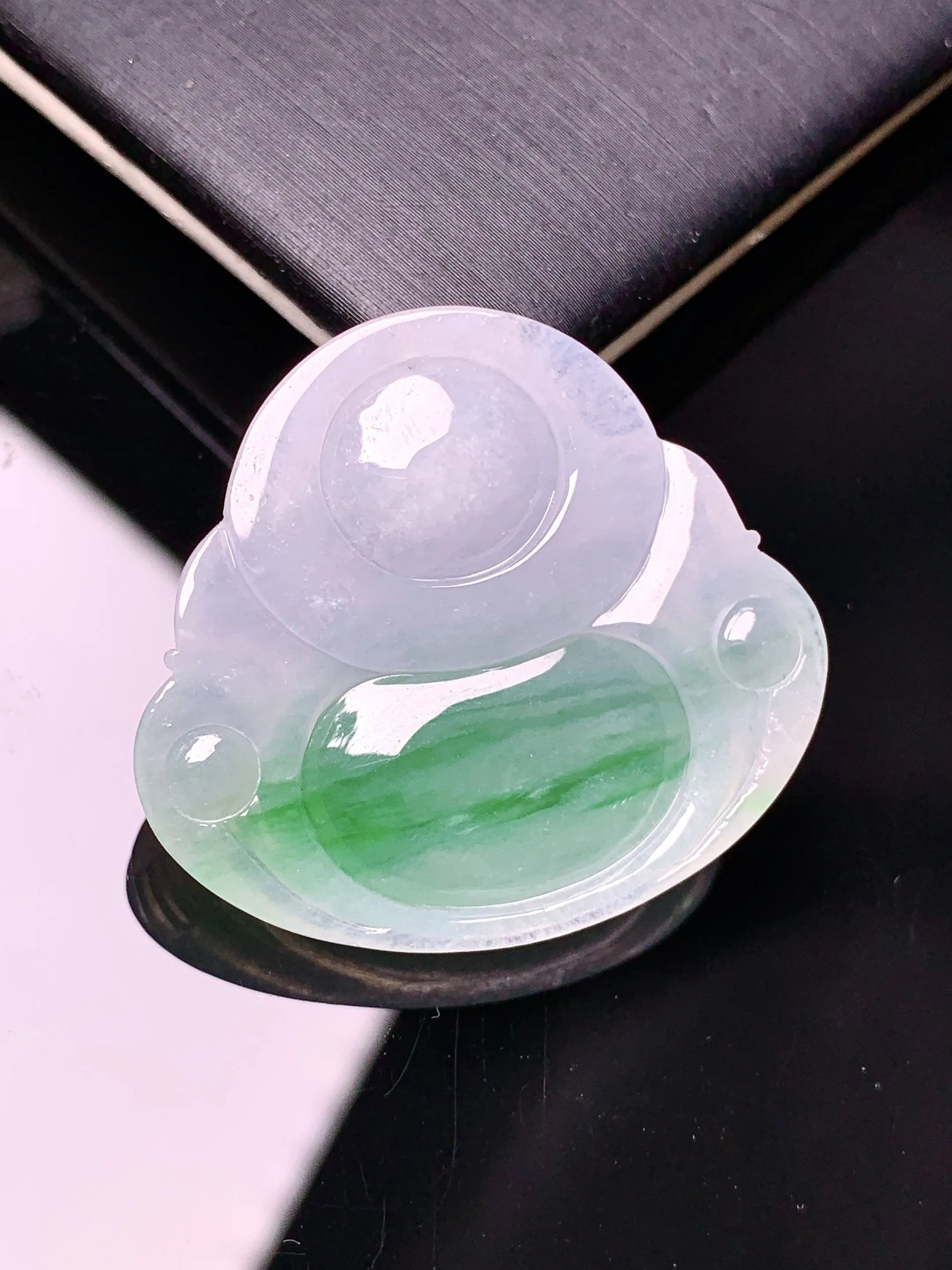 飘绿佛公吊坠 玉质细腻 色泽清新艳丽 整体尺寸29*32.2*7