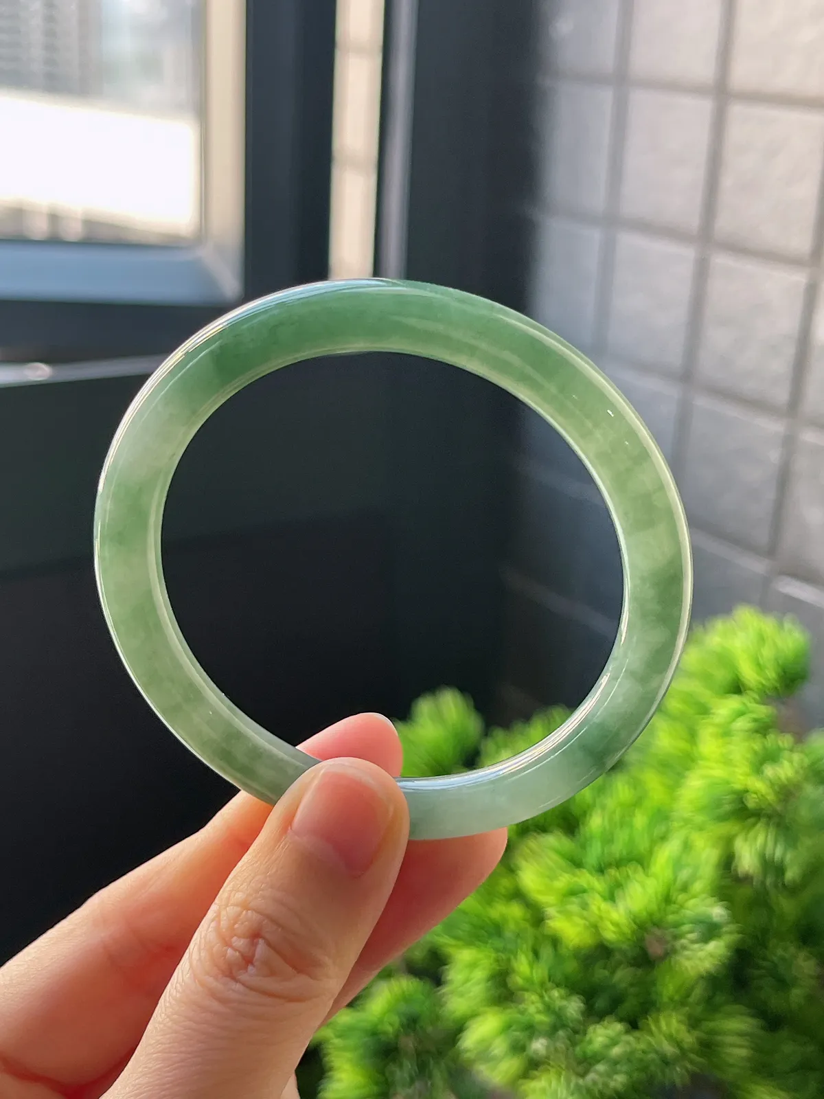 圆镯53.4圈口，翡翠糯化种绿色手镯