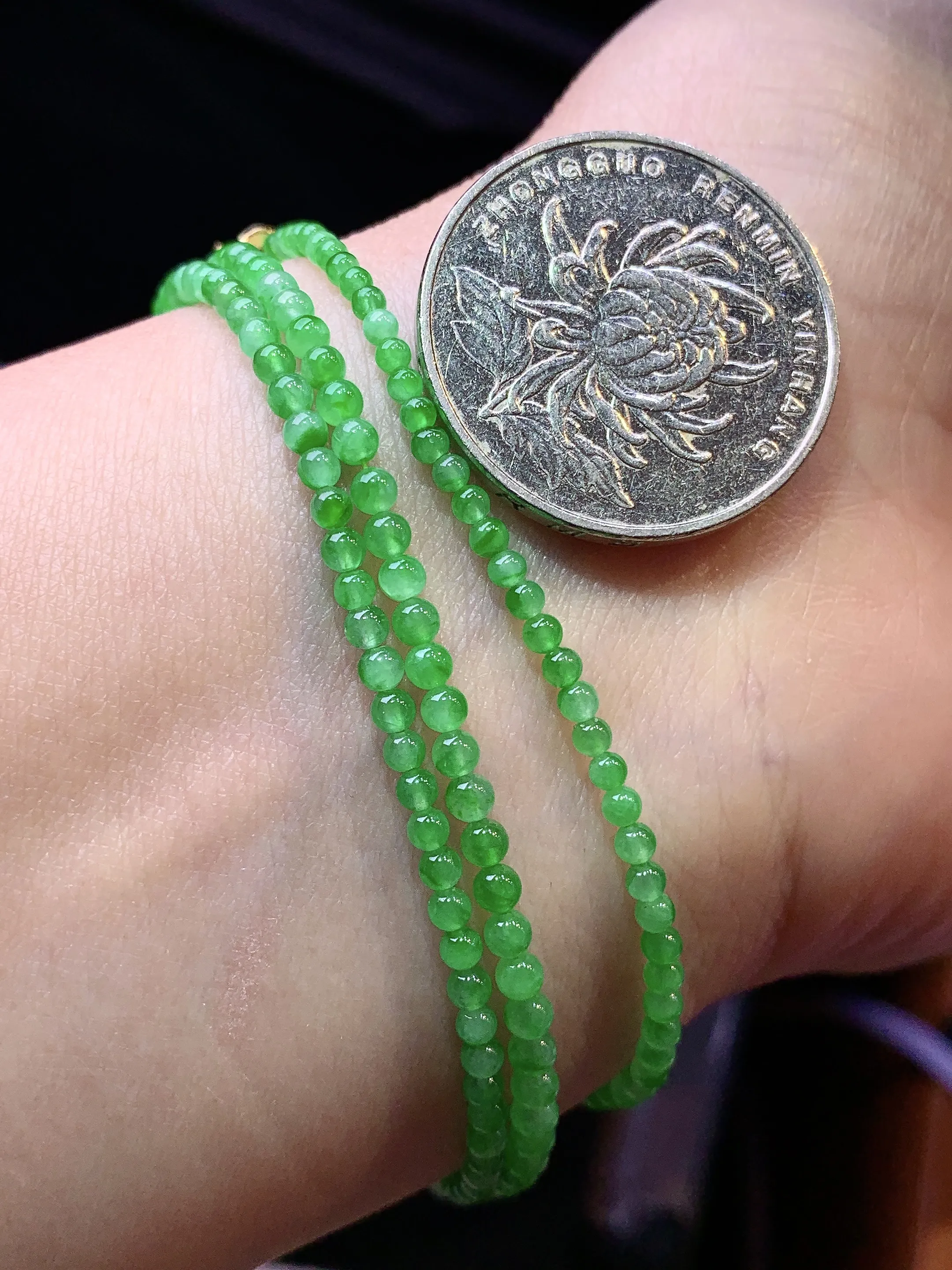 翠绿小米珠项链 玉质细腻 色泽艳丽清新 整体尺寸2.8