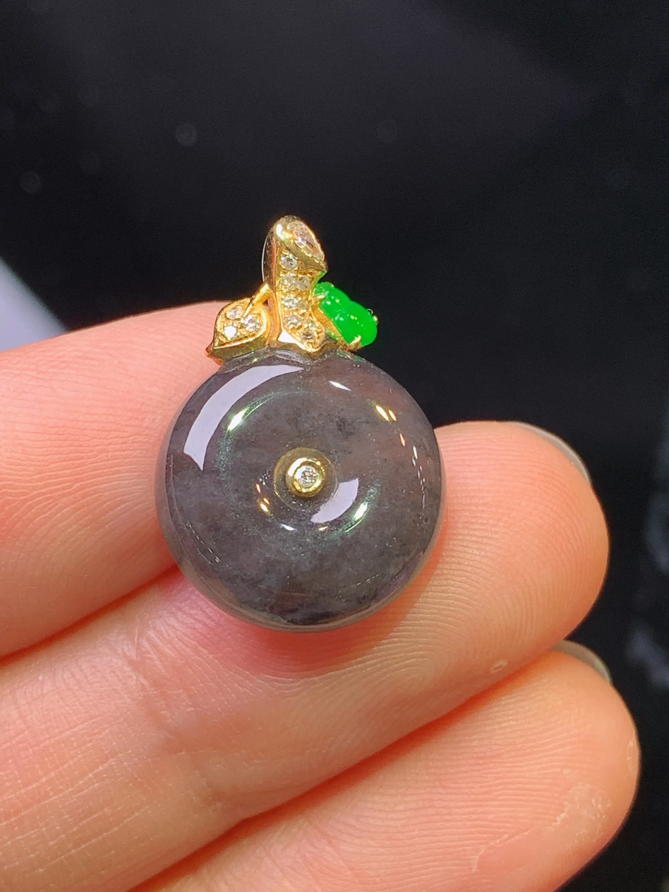 18k金钻镶嵌乌鸡平安扣吊坠 玉质细腻 色泽艳丽清新 整体尺寸20.2*14*5.8