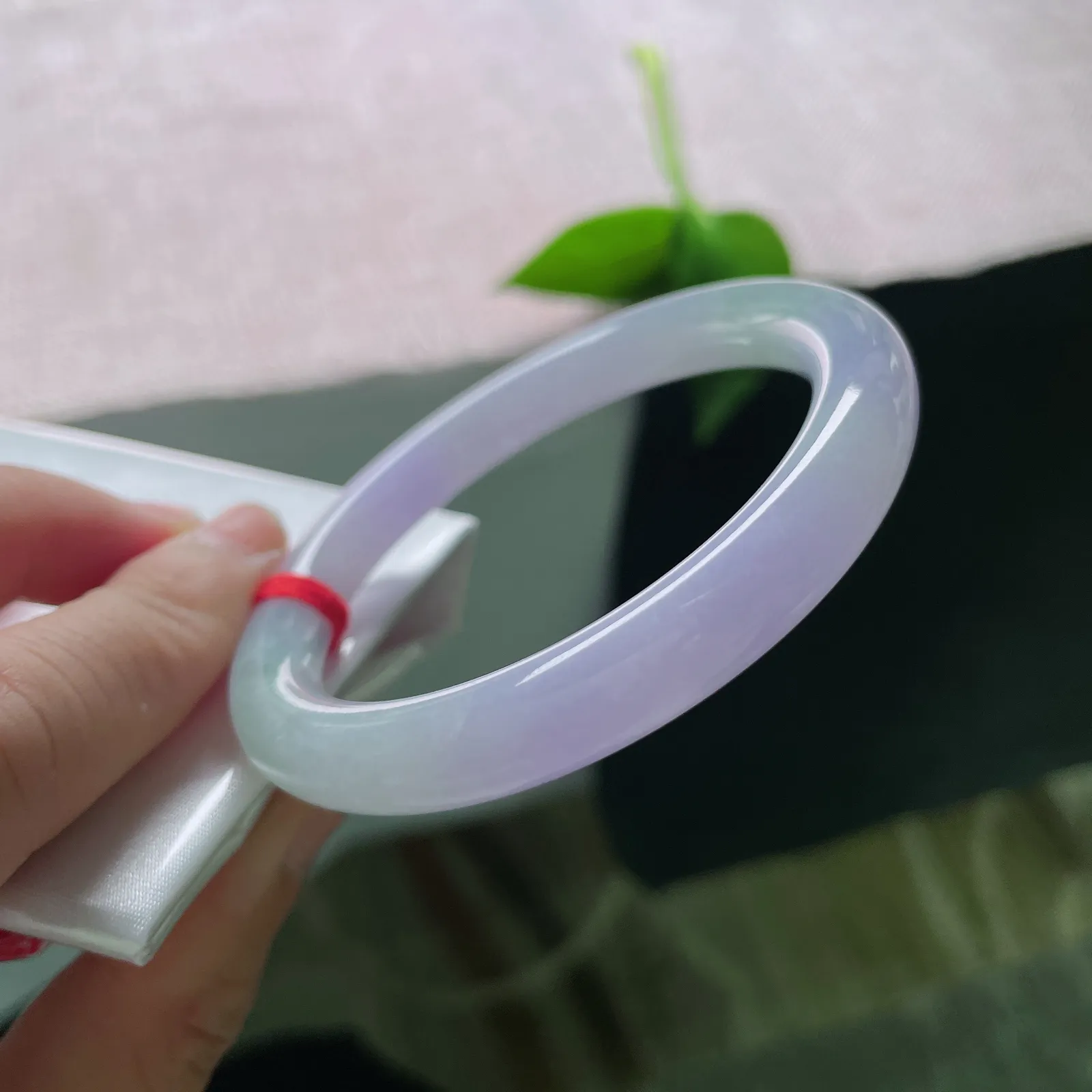 尺寸 54.8/8.8，紫罗兰小圆条，色泽艳丽，佩戴甜美，不失小家碧玉的气质。