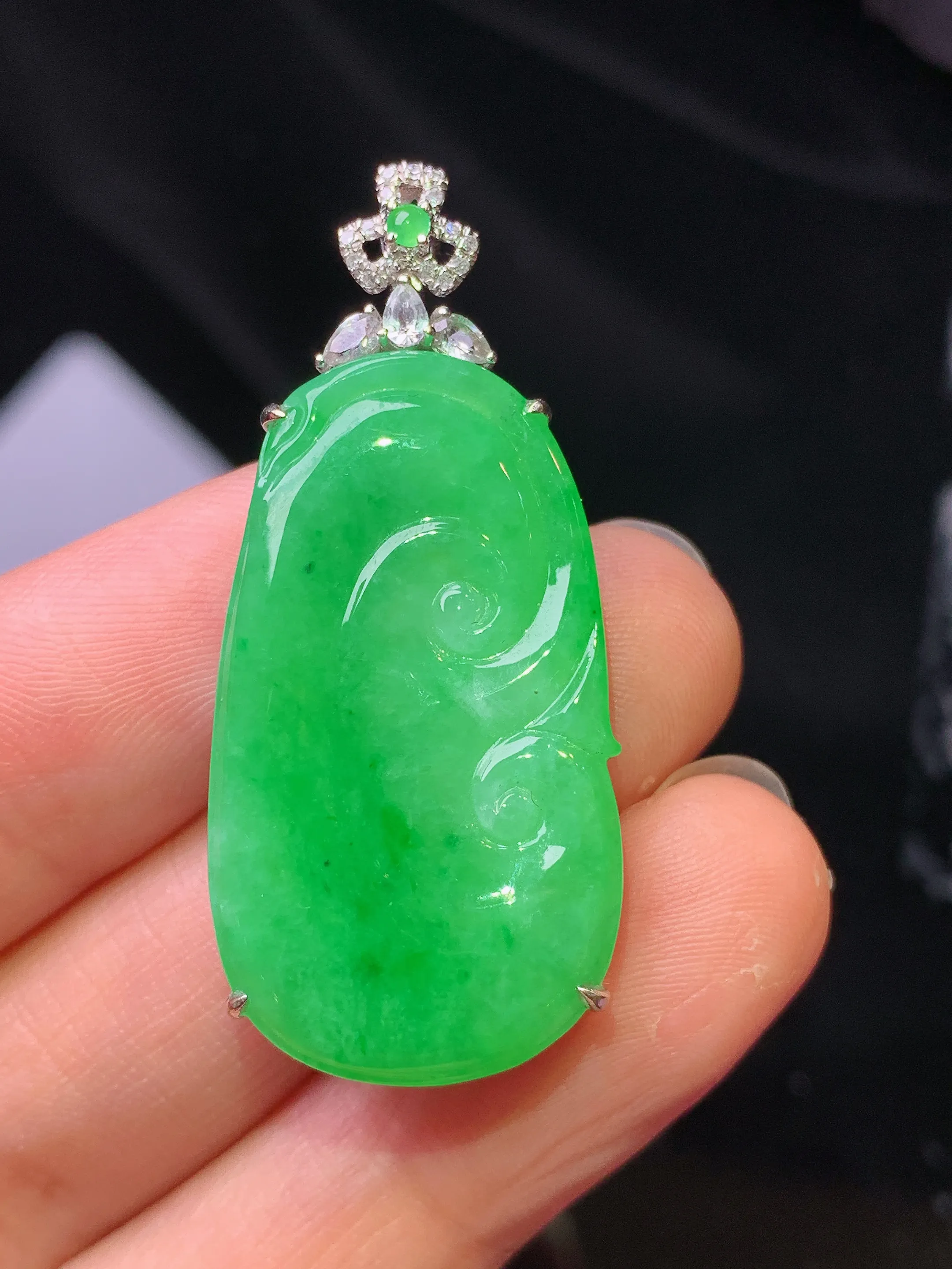 18k金钻镶嵌翠绿如意吊坠 玉质细腻 色泽艳丽清新 整体尺寸41*18*5.2