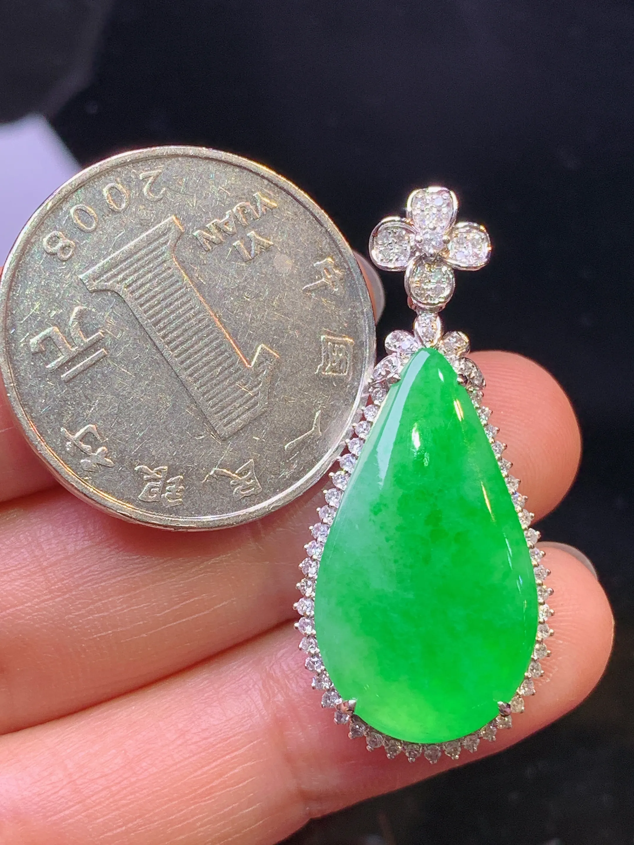 18k金钻镶嵌翠绿水滴吊坠 玉质细腻 色泽艳丽清新 整体尺寸37*16.6*6.2
