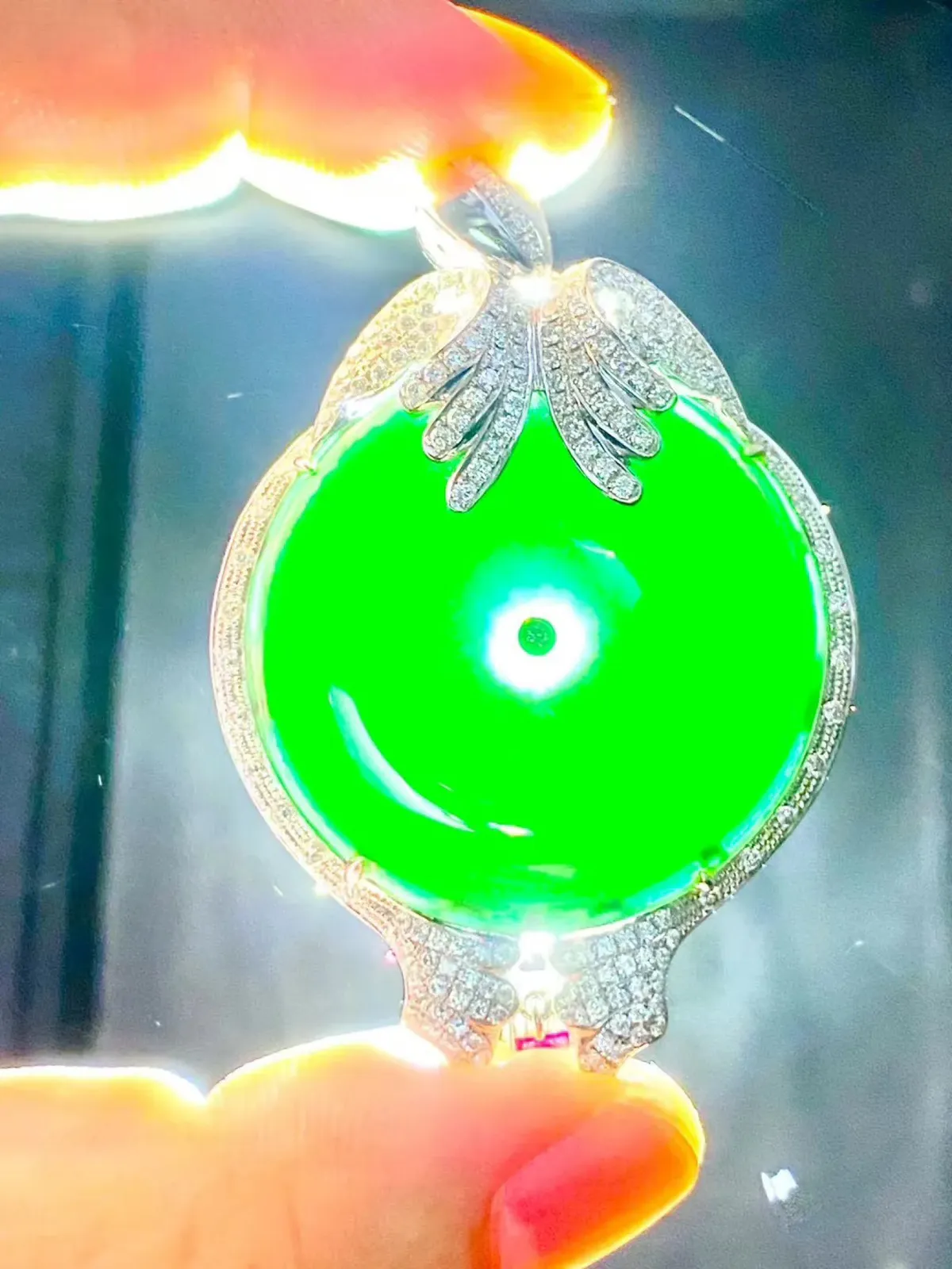 墨翠：【平安扣】吊坠、18K金+南非钻镶嵌豪华镶嵌、细腻干净，黑度极黑，性价比高，做工精致，打灯透绿