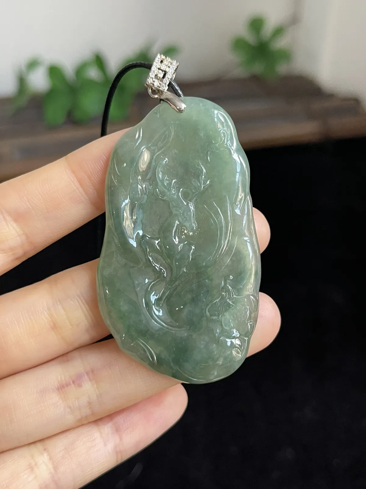 翡翠冰糯种浅绿色吊坠