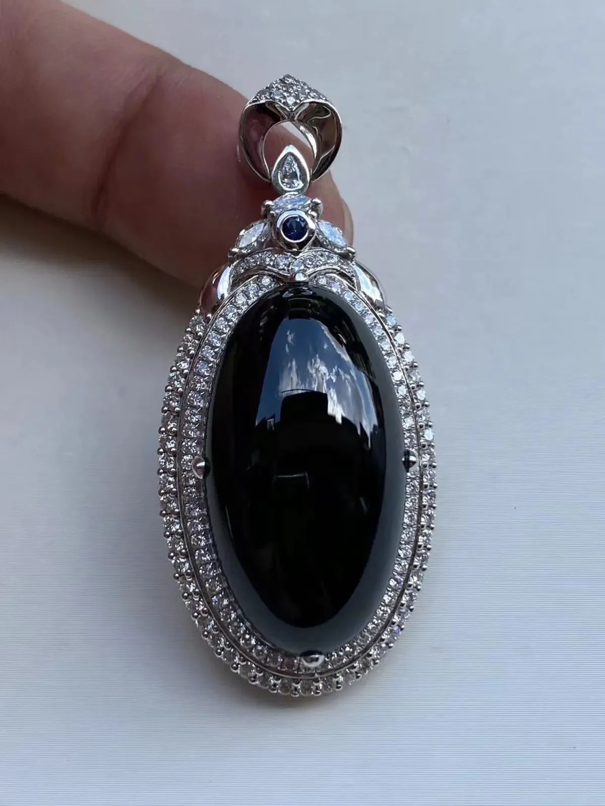 墨翠【鸽子蛋吊坠】18K金+南非钻镶嵌，细腻干净，黑度极黑，性价比高，雕工精湛，打灯透绿 裸石尺寸 30.0*16.2*14.0‘