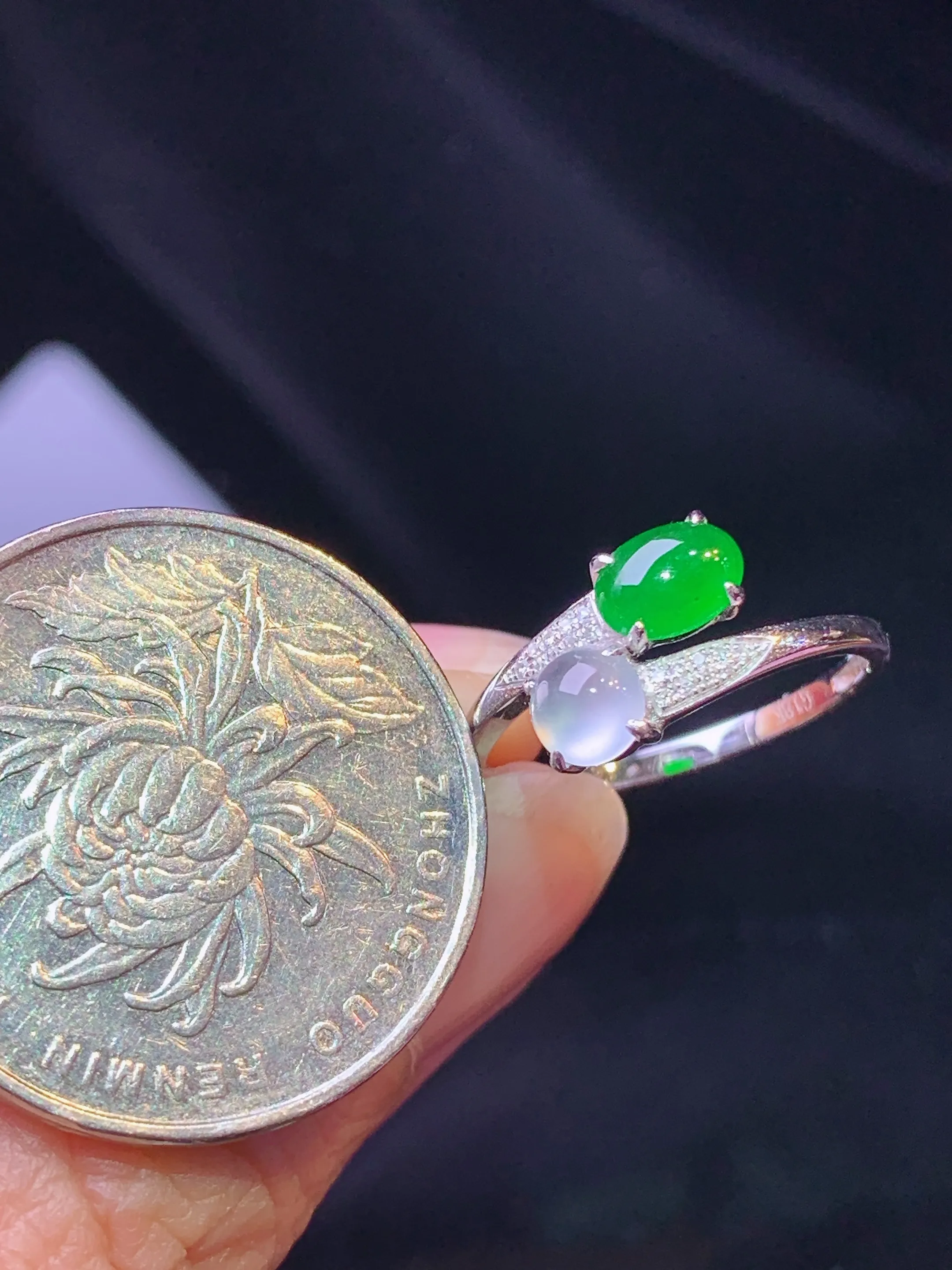 18k金钻镶嵌冰绿蛋面戒指 玉质细腻 色泽艳丽清新 圈口13.5 裸石尺寸5.5*4.3*2.2