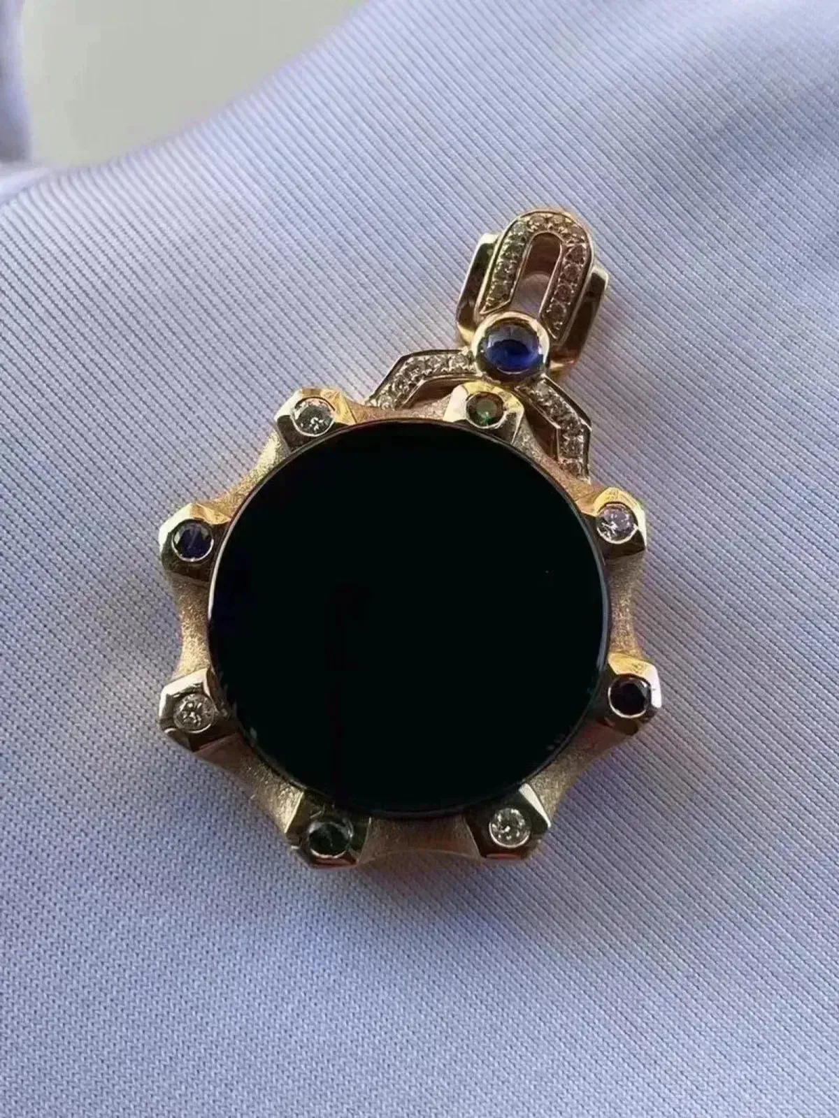 墨翠：【平安扣】吊坠、18K金+南非钻镶嵌，细腻干净，黑度极黑，性价比高，做工精致，打灯透绿 裸石尺寸：18.5*6.3