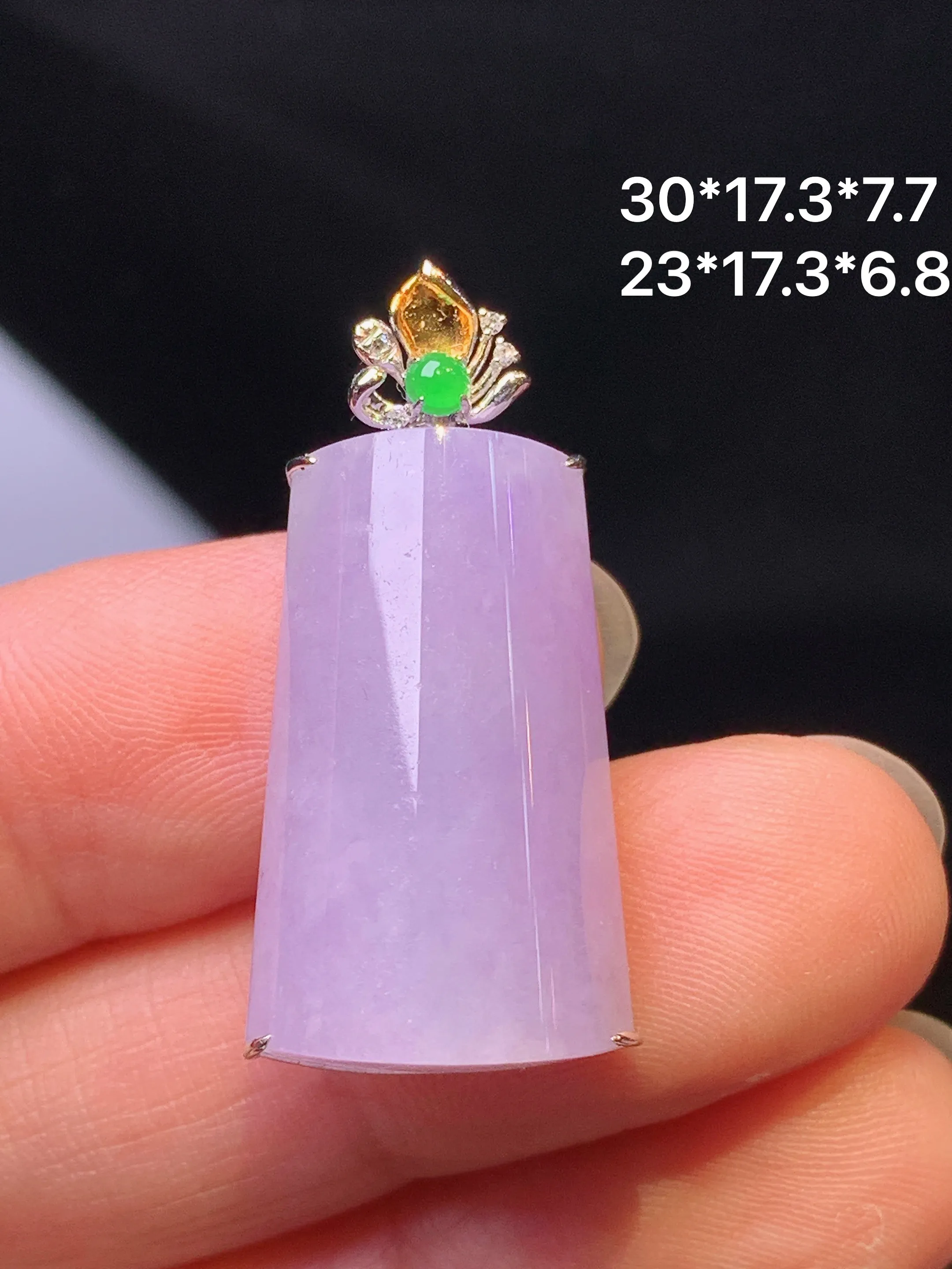 18k金钻镶嵌紫罗兰玉柱吊坠 玉质细腻 色泽艳丽清新 整体尺寸30*17.3*7.7