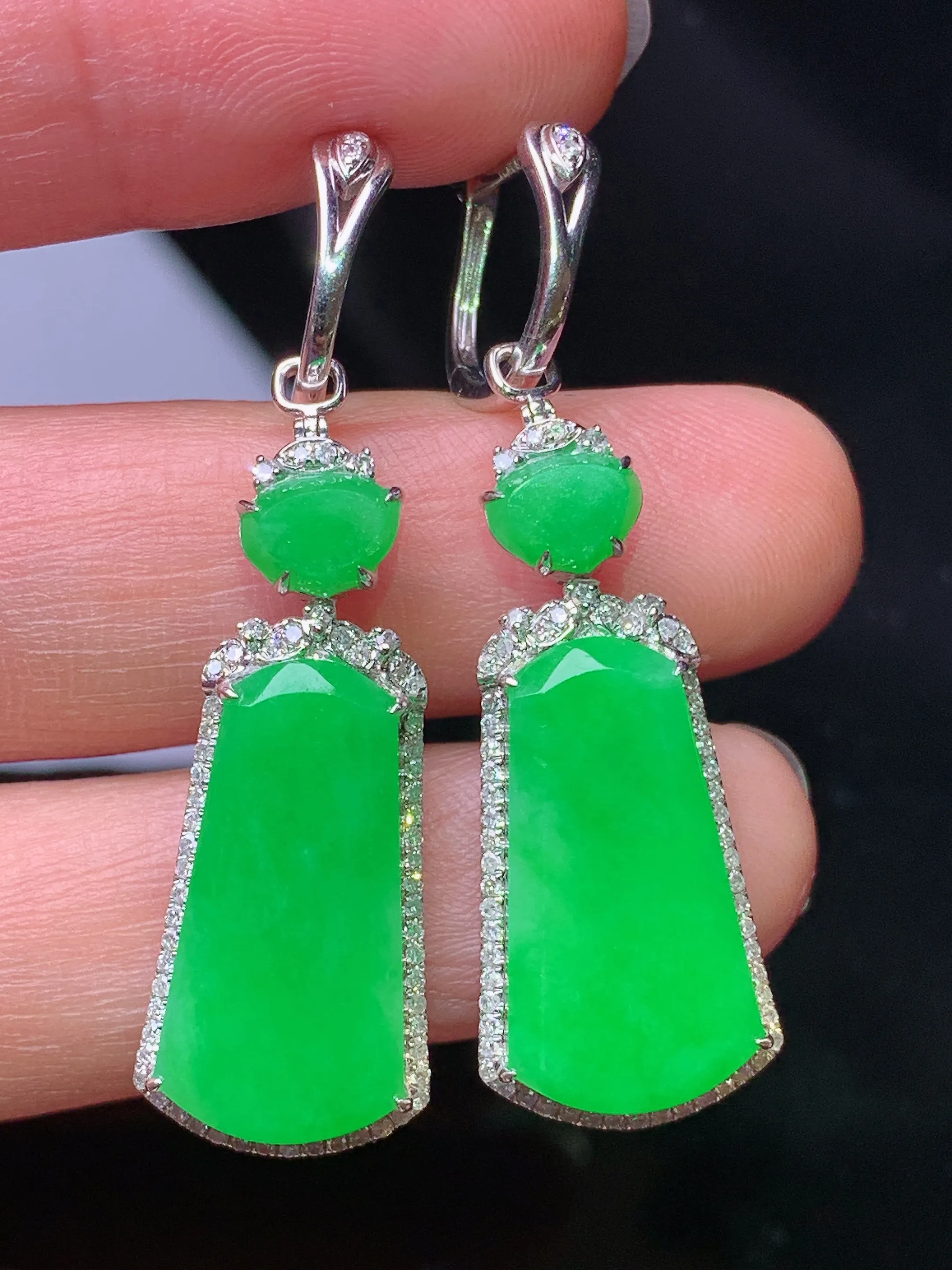 18k金钻镶嵌满绿无事牌耳坠吊坠两用款 玉质细腻 色泽艳丽清新 整体尺寸42.8*12.5*5.6