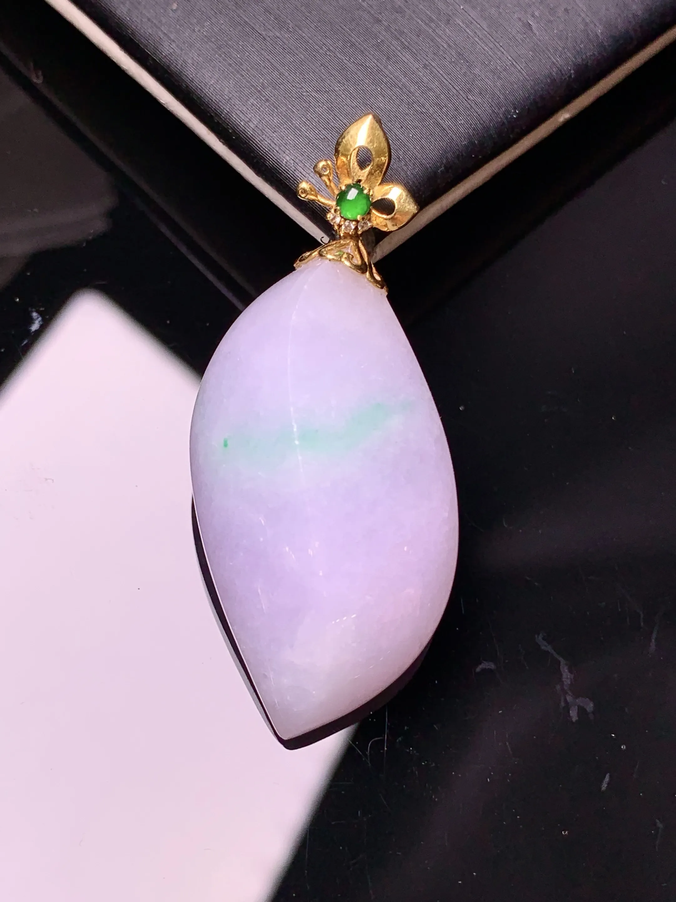 18k金钻镶嵌紫罗兰飘绿随形吊坠 玉质细腻 色泽艳丽清新 整体尺寸43.3*18.5*12