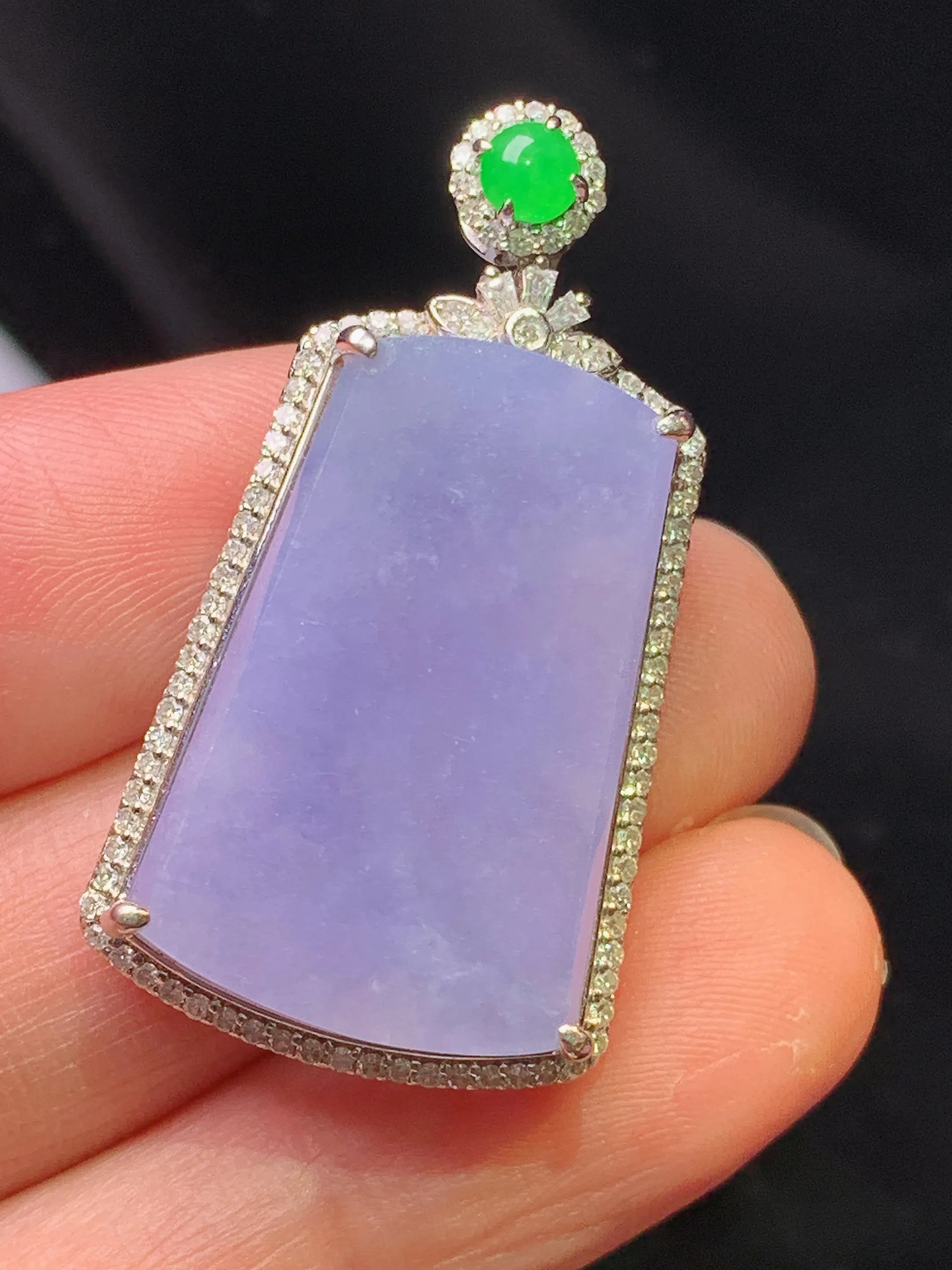 18k金钻镶嵌紫罗兰无事牌吊坠 玉质细腻 色泽艳丽清新 整体尺寸36.7*19.8*8