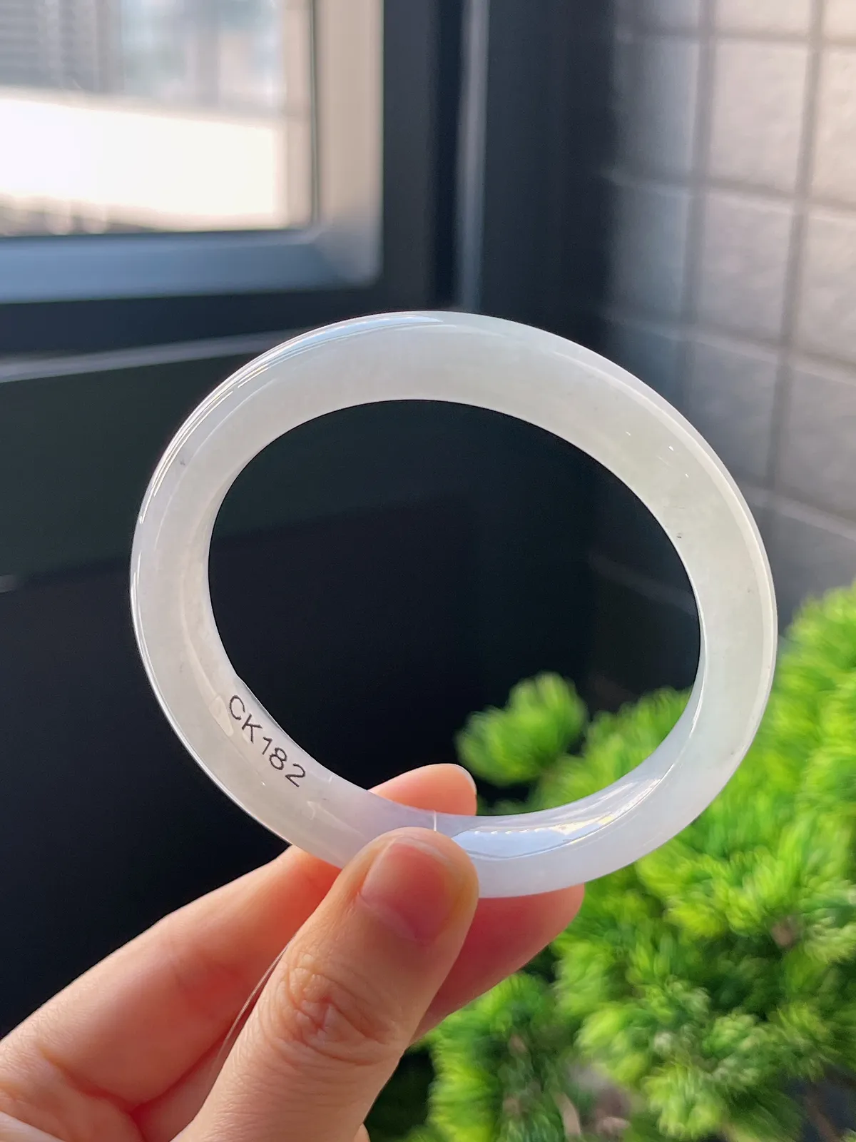 正圈57.3圈口，翡翠冰糯种白色手镯