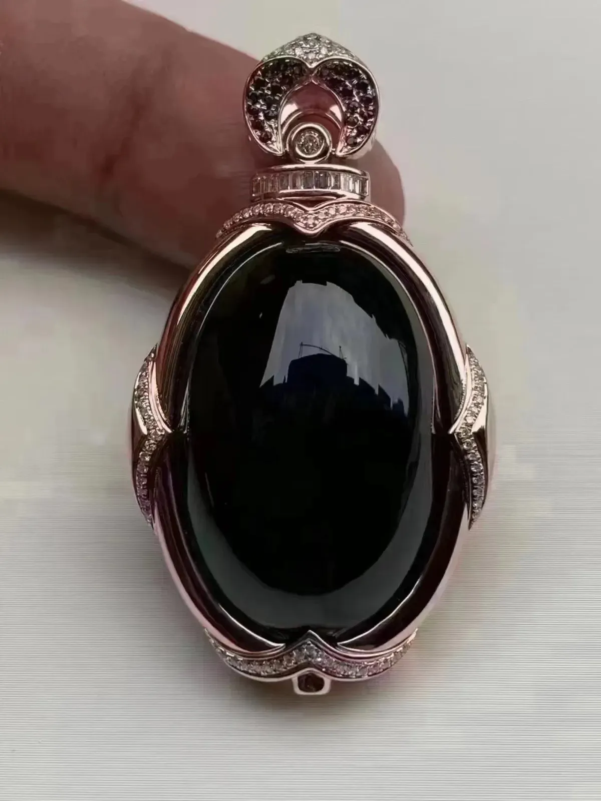 墨翠【鸽子蛋】18K金+南非钻镶嵌，细腻干净，黑度极黑，性价比高，雕工精湛，打灯透绿 裸石尺  30.0*18.8.