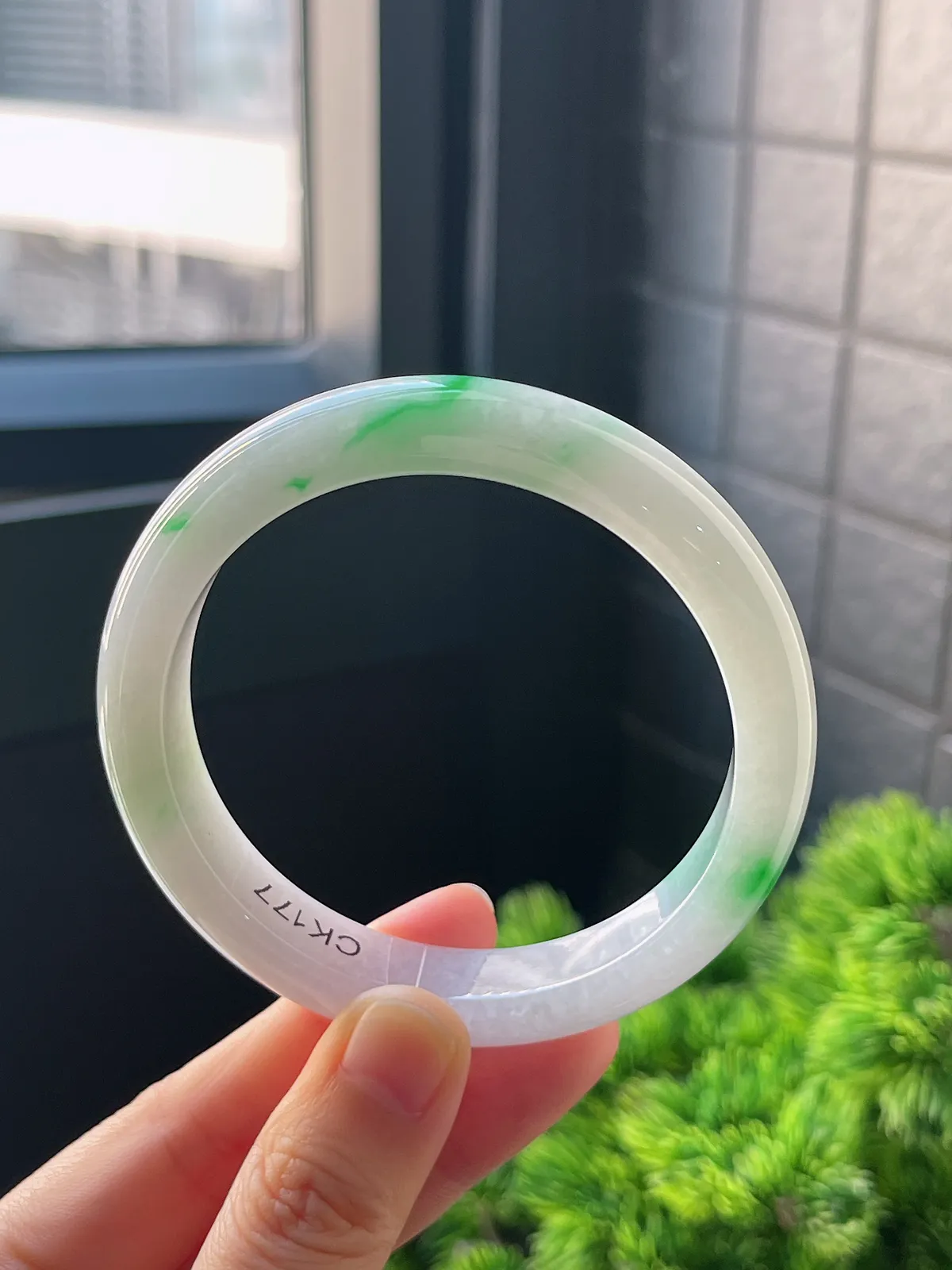 正圈57.9圈口，翡翠冰糯种飘绿手镯